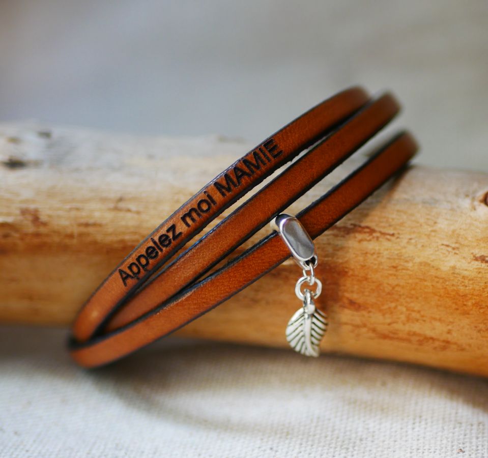 Armband met een 3-draads lederen hanger, personaliseerbaar door gravure