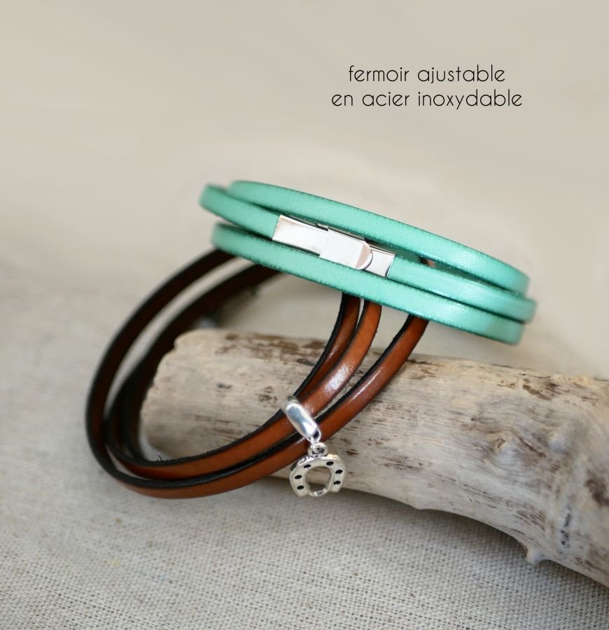 Armband met een 3-draads lederen hanger, personaliseerbaar door gravure