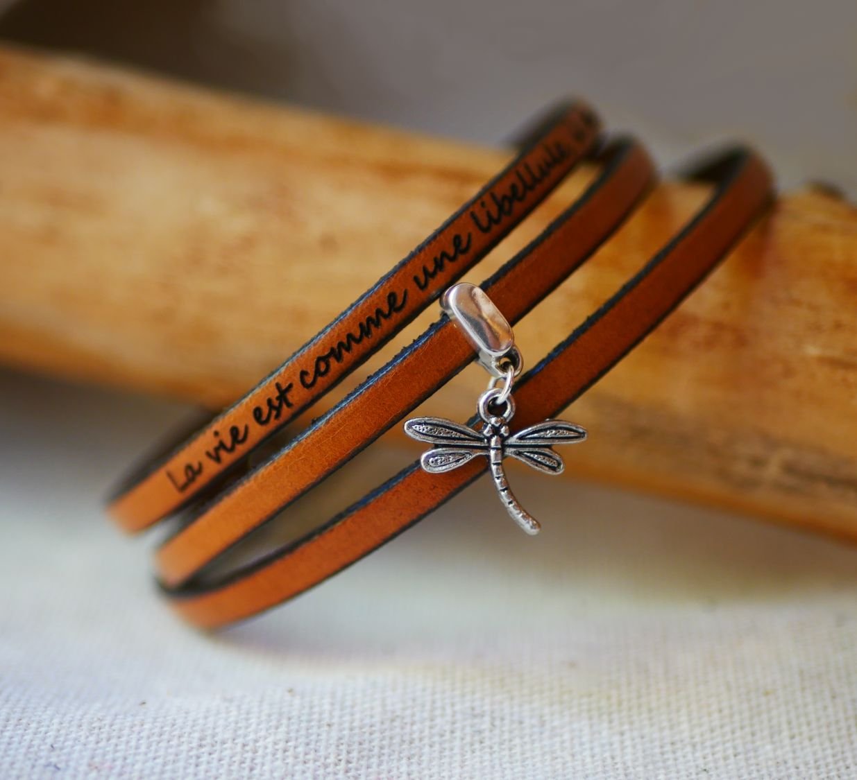 Armband met een 3-draads lederen hanger, personaliseerbaar door gravure