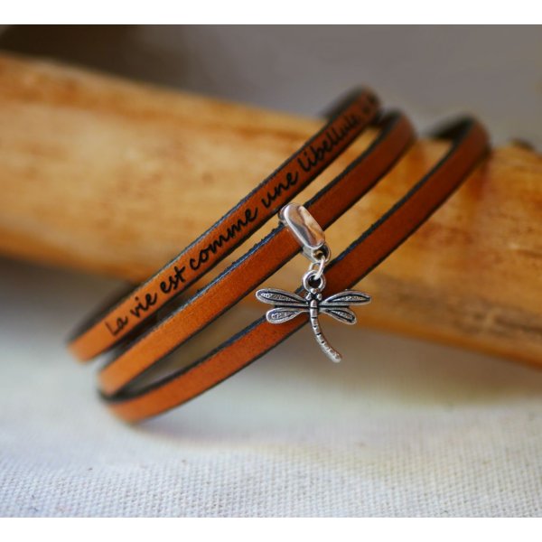 Armband met een 3-draads lederen hanger, personaliseerbaar door gravure