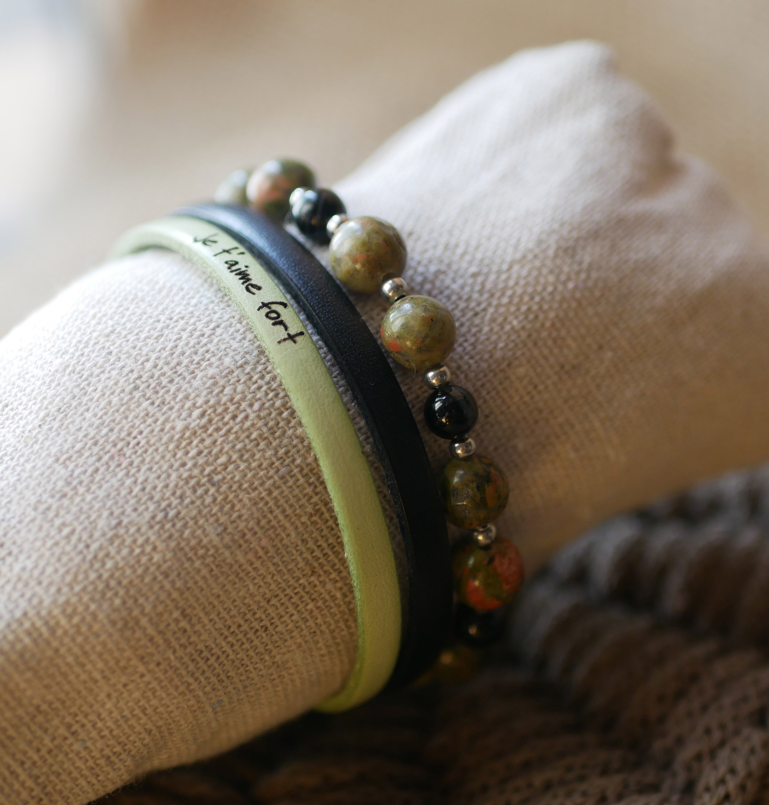 Langwerpige stalen kralenarmband met unakiet natuursteen kralen 