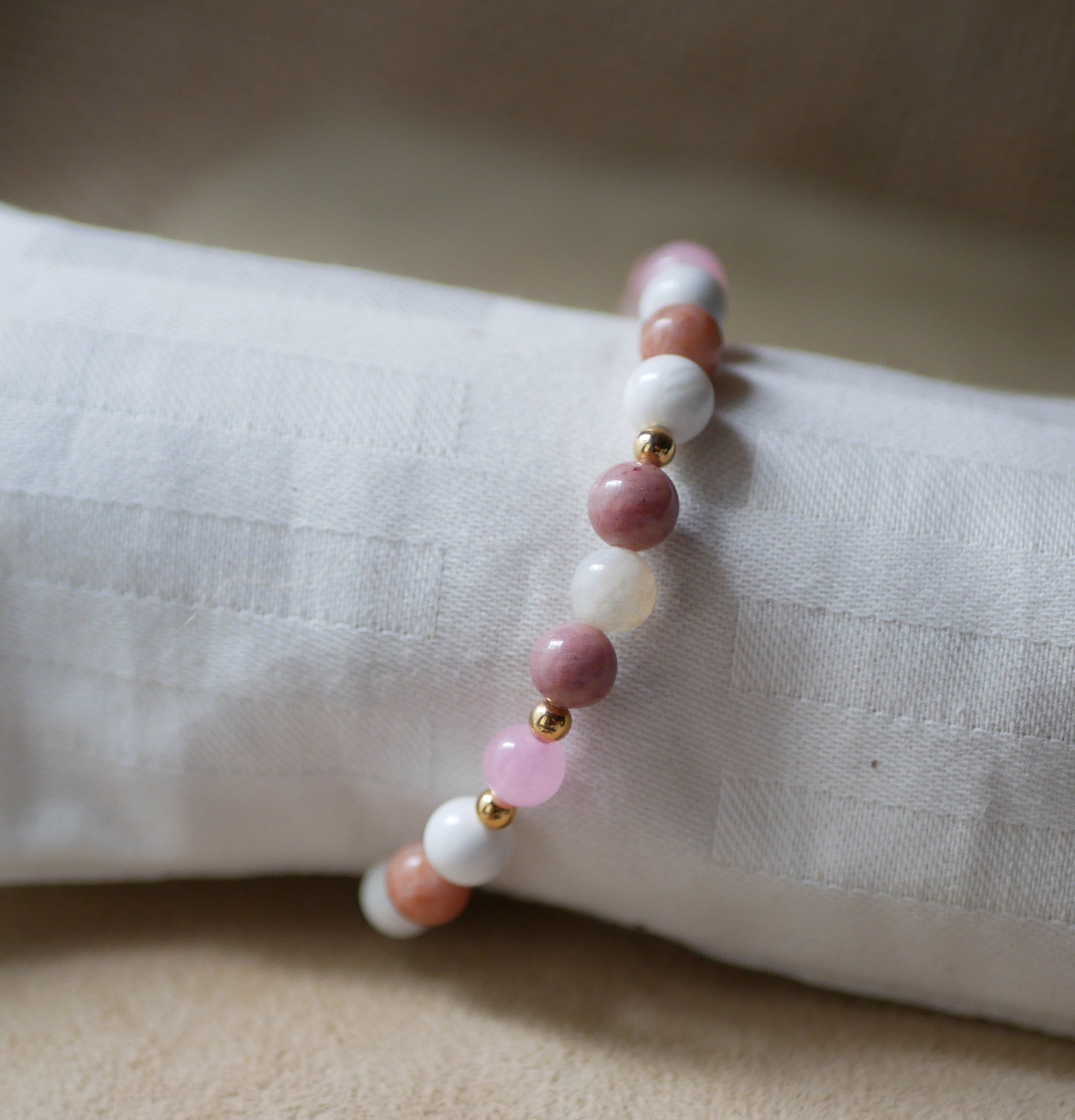 Howliet en Rhodoniet natuursteen en gouden kralenarmband