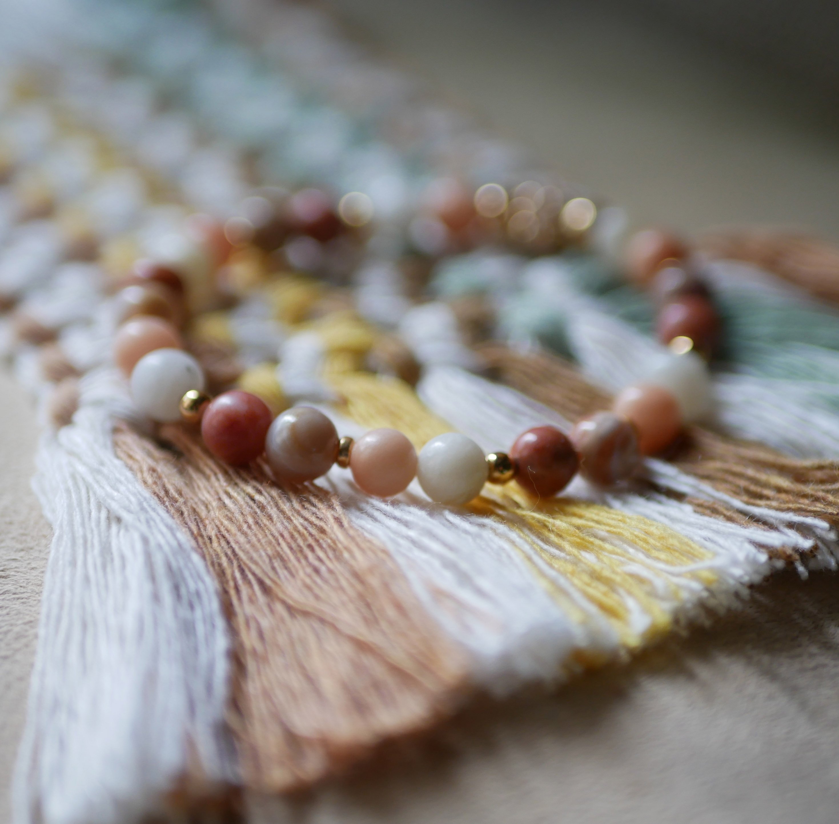 Armband met roze en witte Aventurijn natuursteen kralen en gouden parels