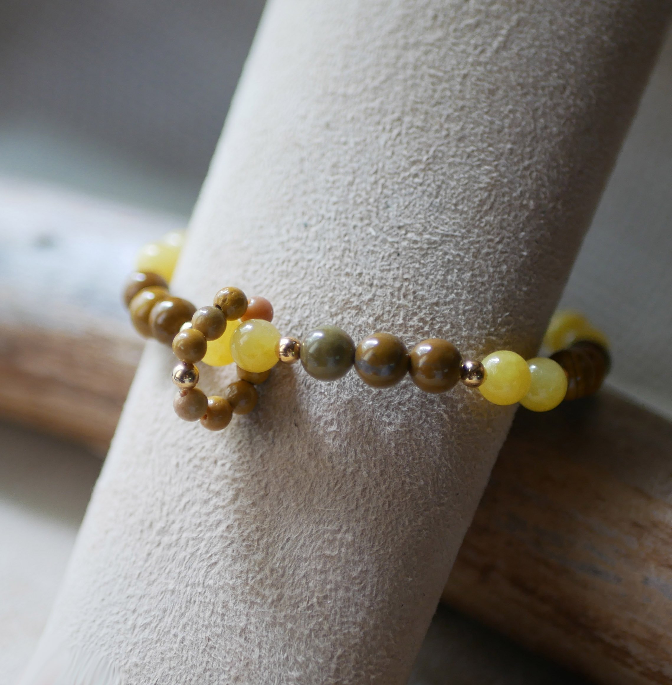 Natuurstenen armband met gele jade en mokaïte kralen en een ring van minikralen