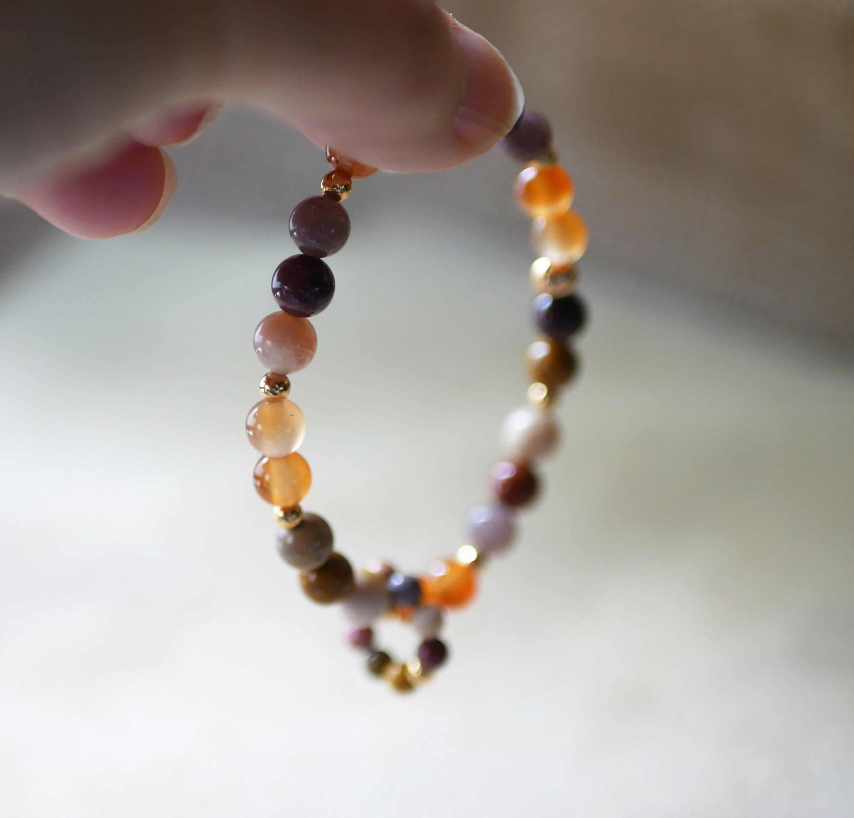 Mokaïte en Cornaliet natuurstenen armband met miniparelring