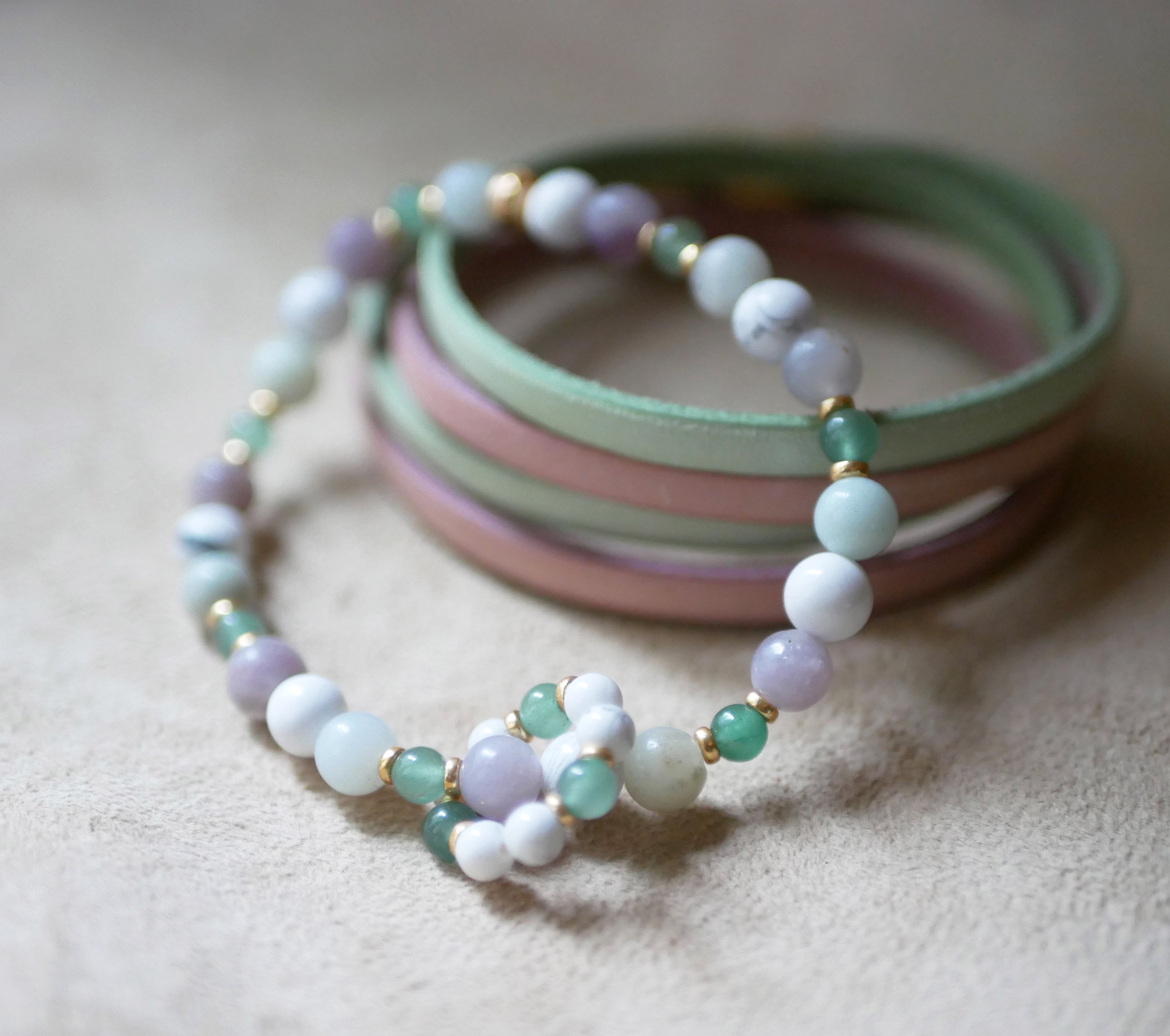 Aventurijn natuurstenen armband met miniparelring