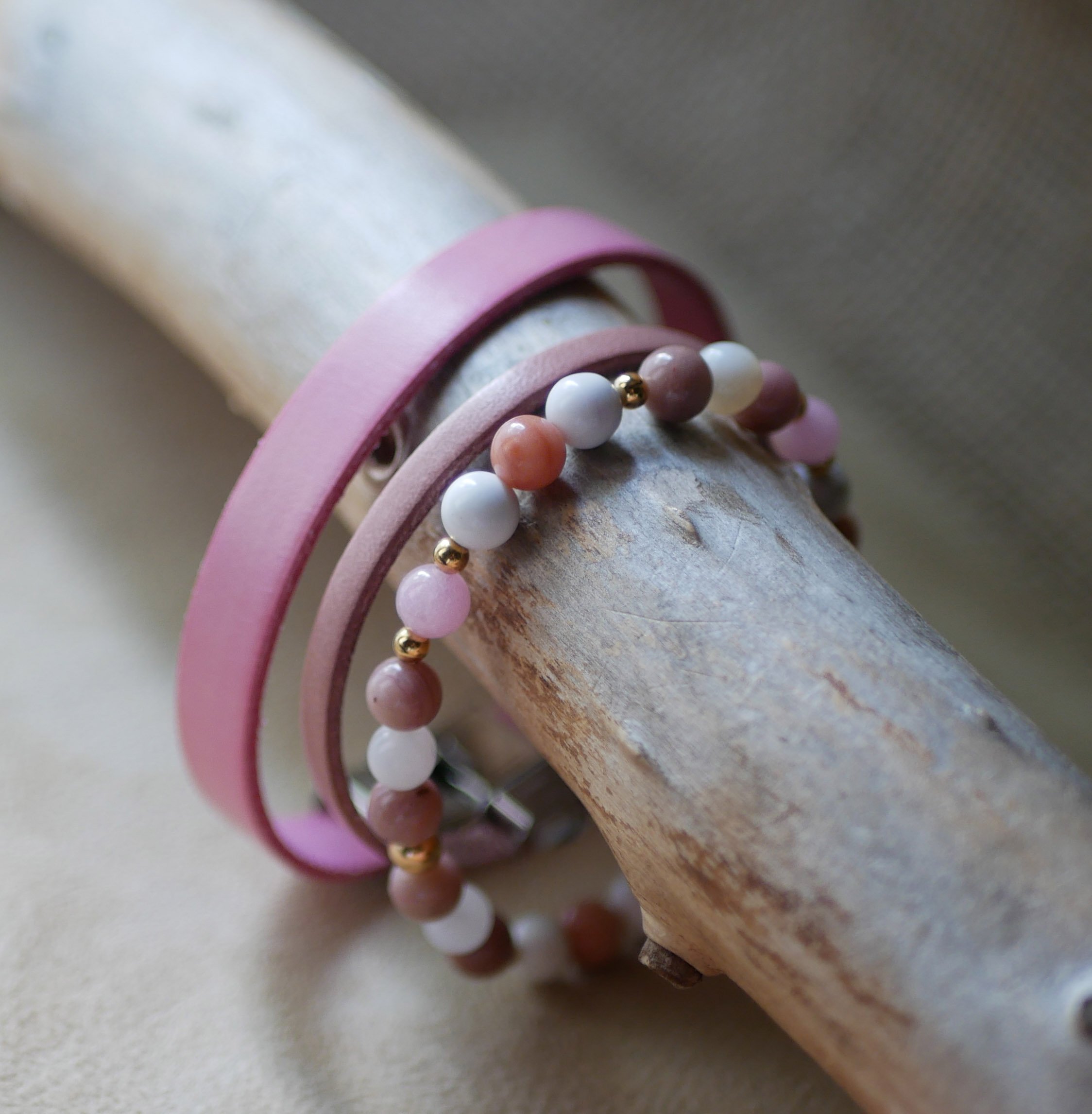 Howliet en Rhodoniet natuursteen en gouden kralenarmband