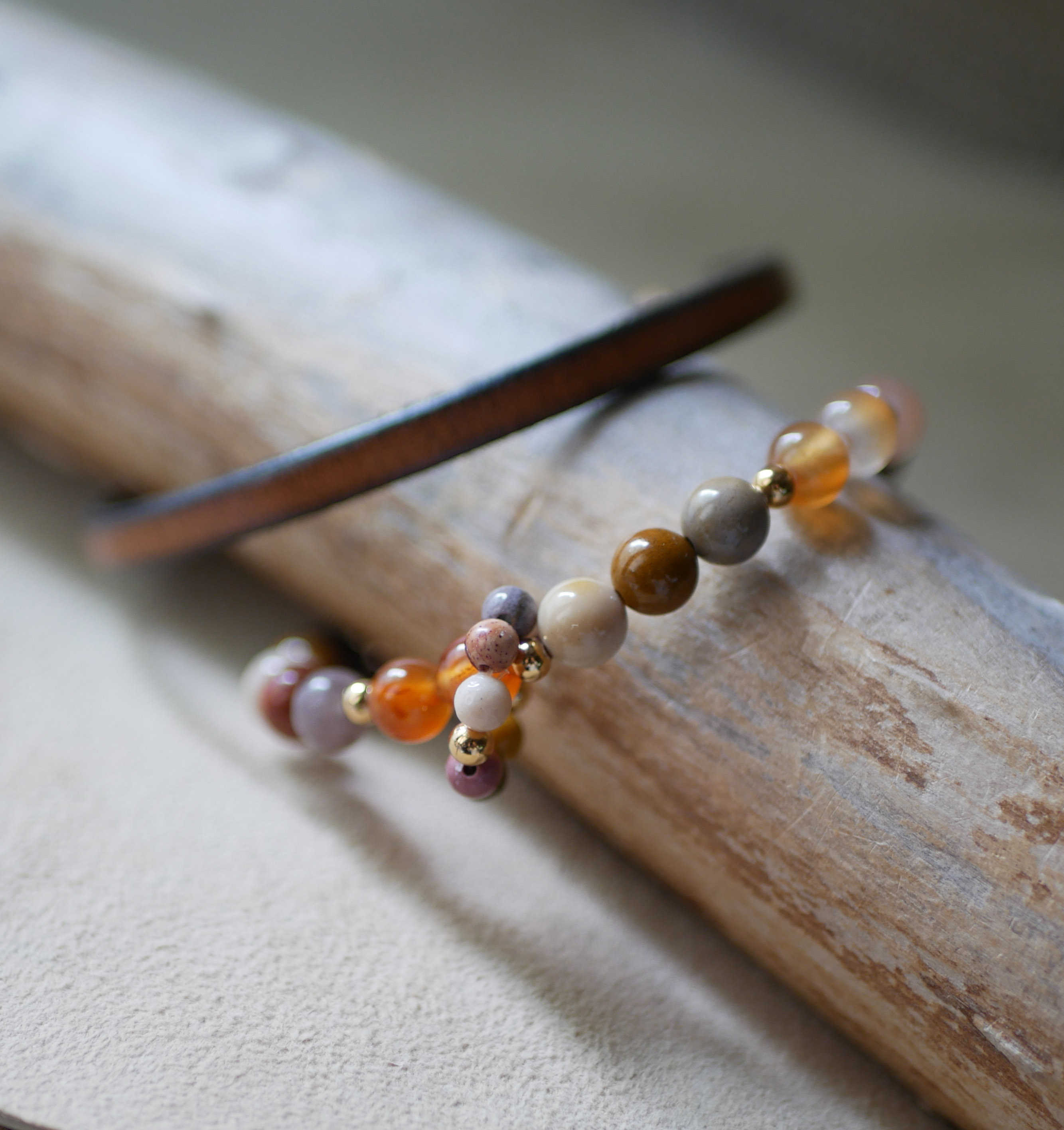 Mokaïte en Cornaliet natuurstenen armband met miniparelring