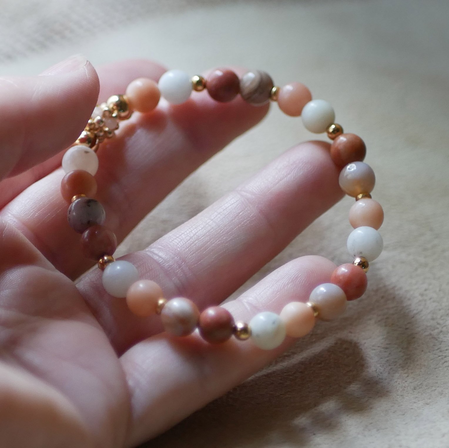 Armband met roze en witte Aventurijn natuursteen kralen en gouden parels