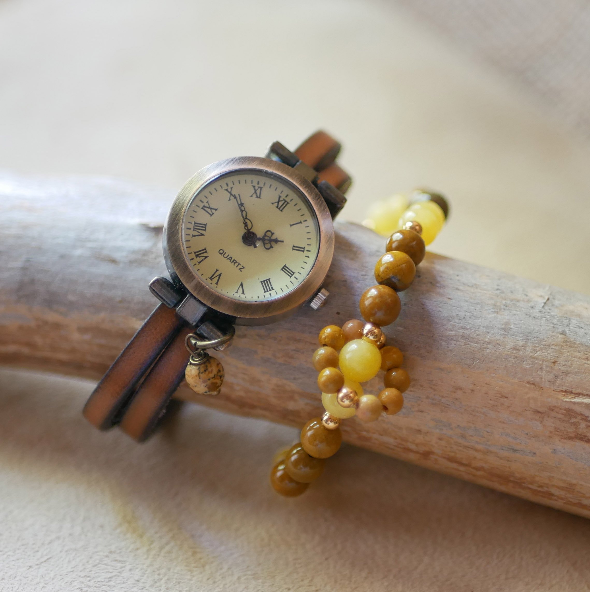 Natuurstenen armband met gele jade en mokaïte kralen en een ring van minikralen