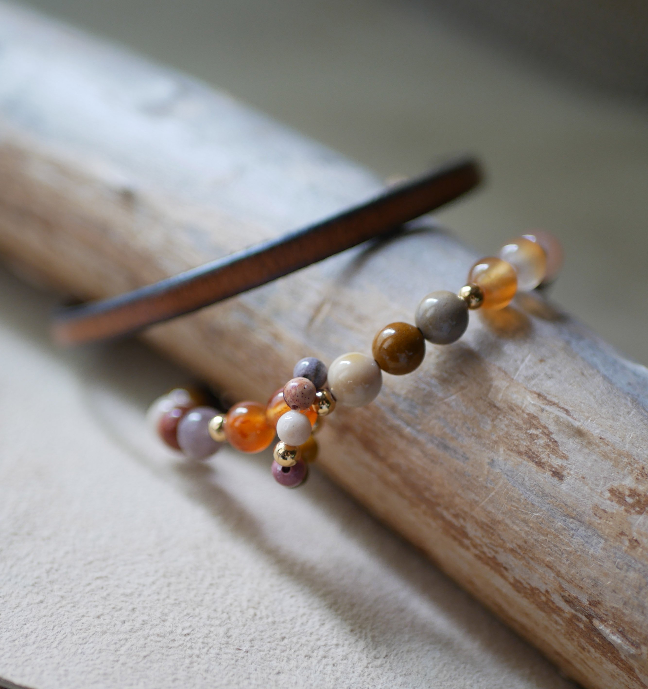 Mokaïte en Cornaliet natuurstenen armband met miniparelring