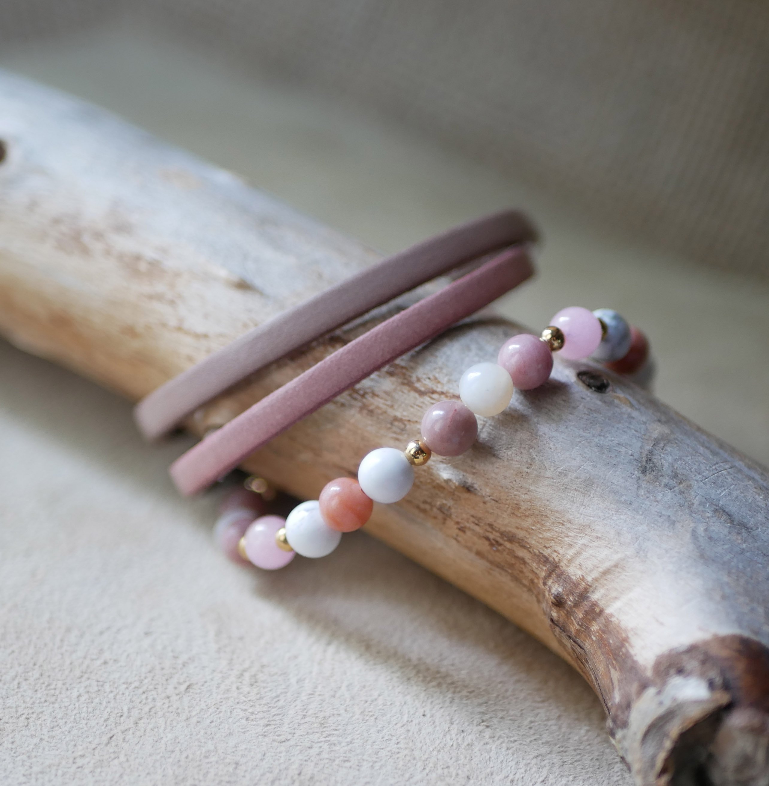 Howliet en Rhodoniet natuursteen en gouden kralenarmband