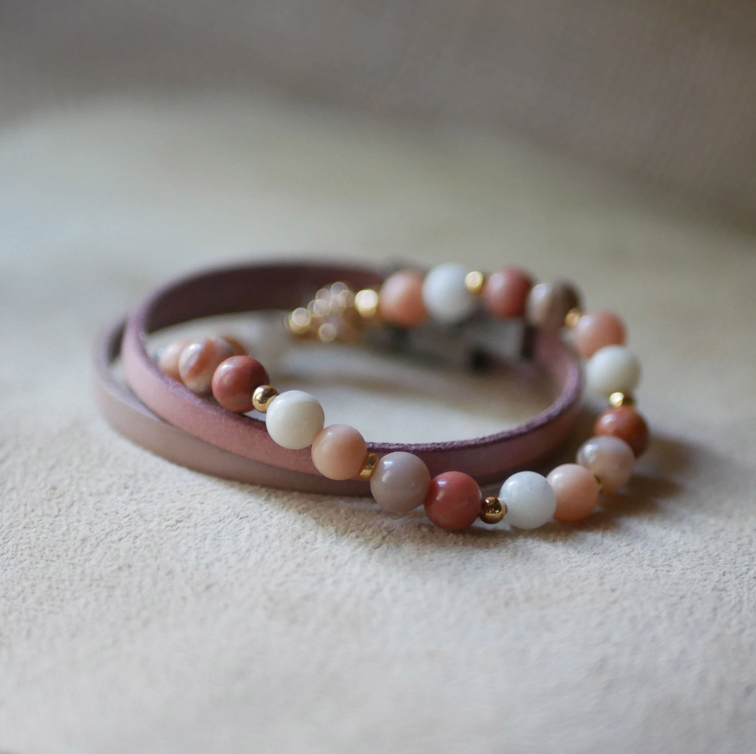 Armband met roze en witte Aventurijn natuursteen kralen en gouden parels
