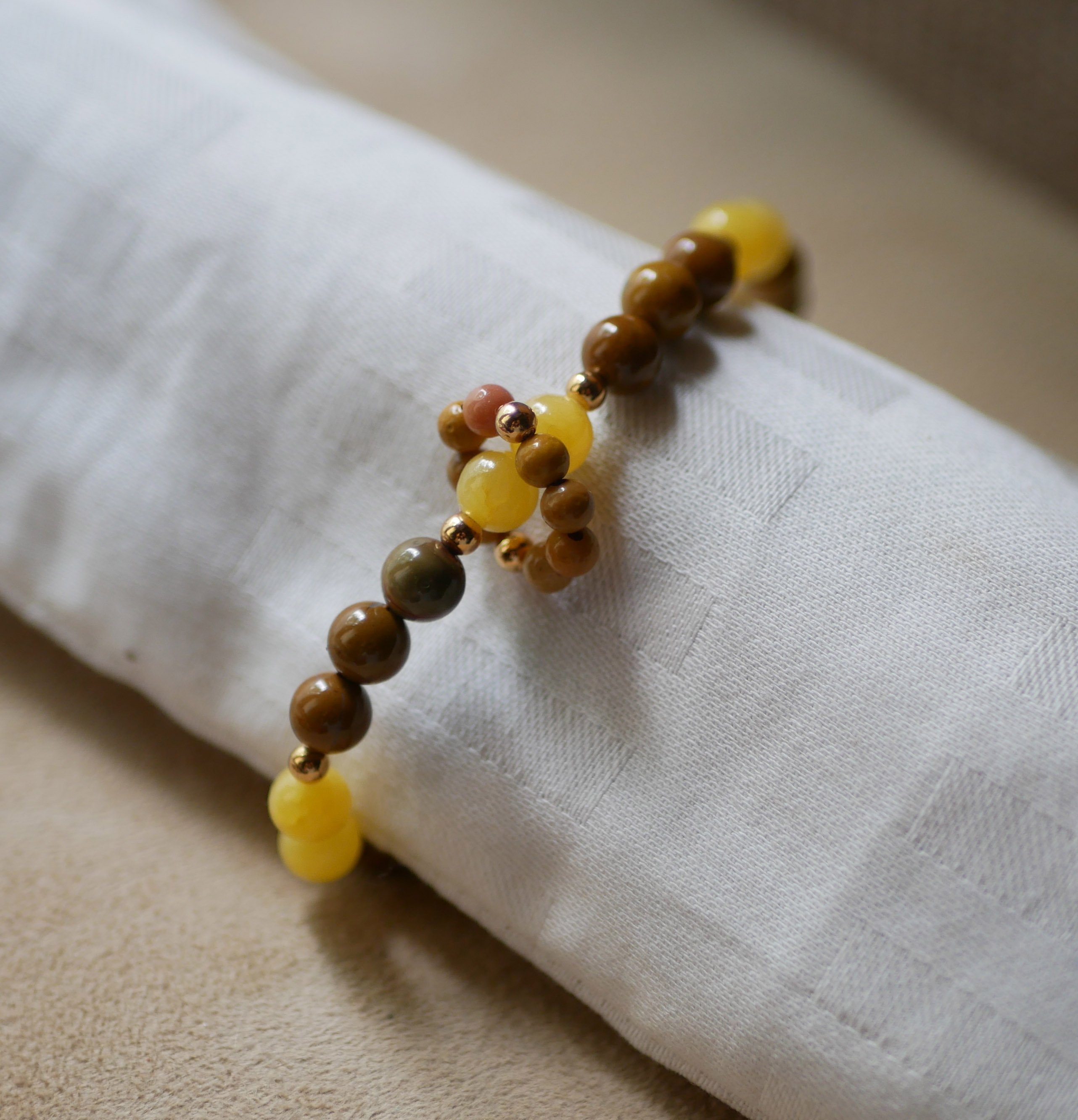 Natuurstenen armband met gele jade en mokaïte kralen en een ring van minikralen