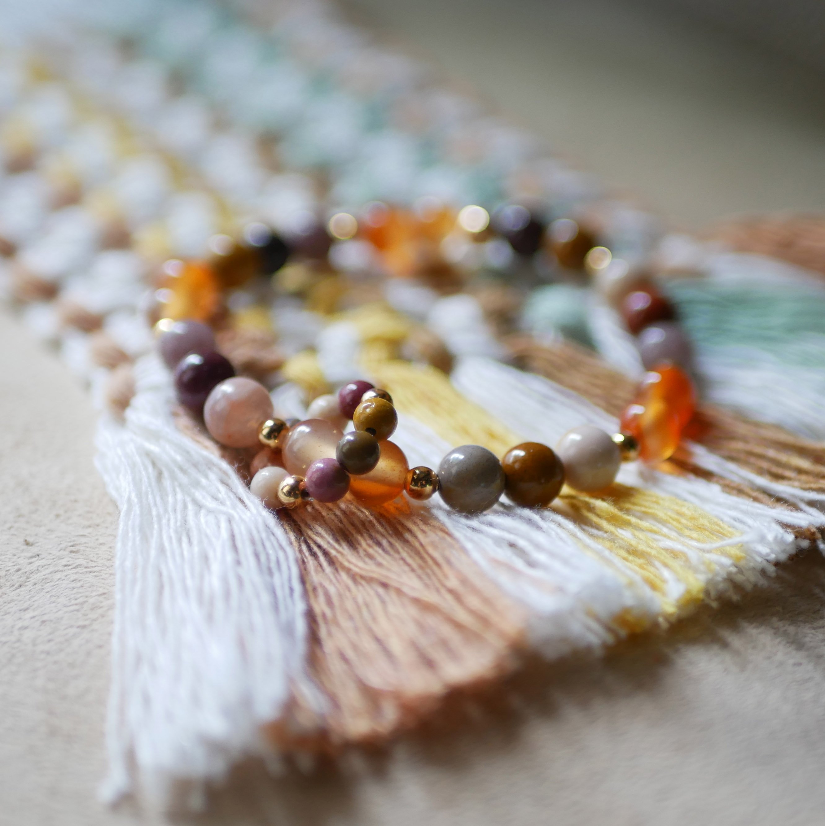 Mokaïte en Cornaliet natuurstenen armband met miniparelring