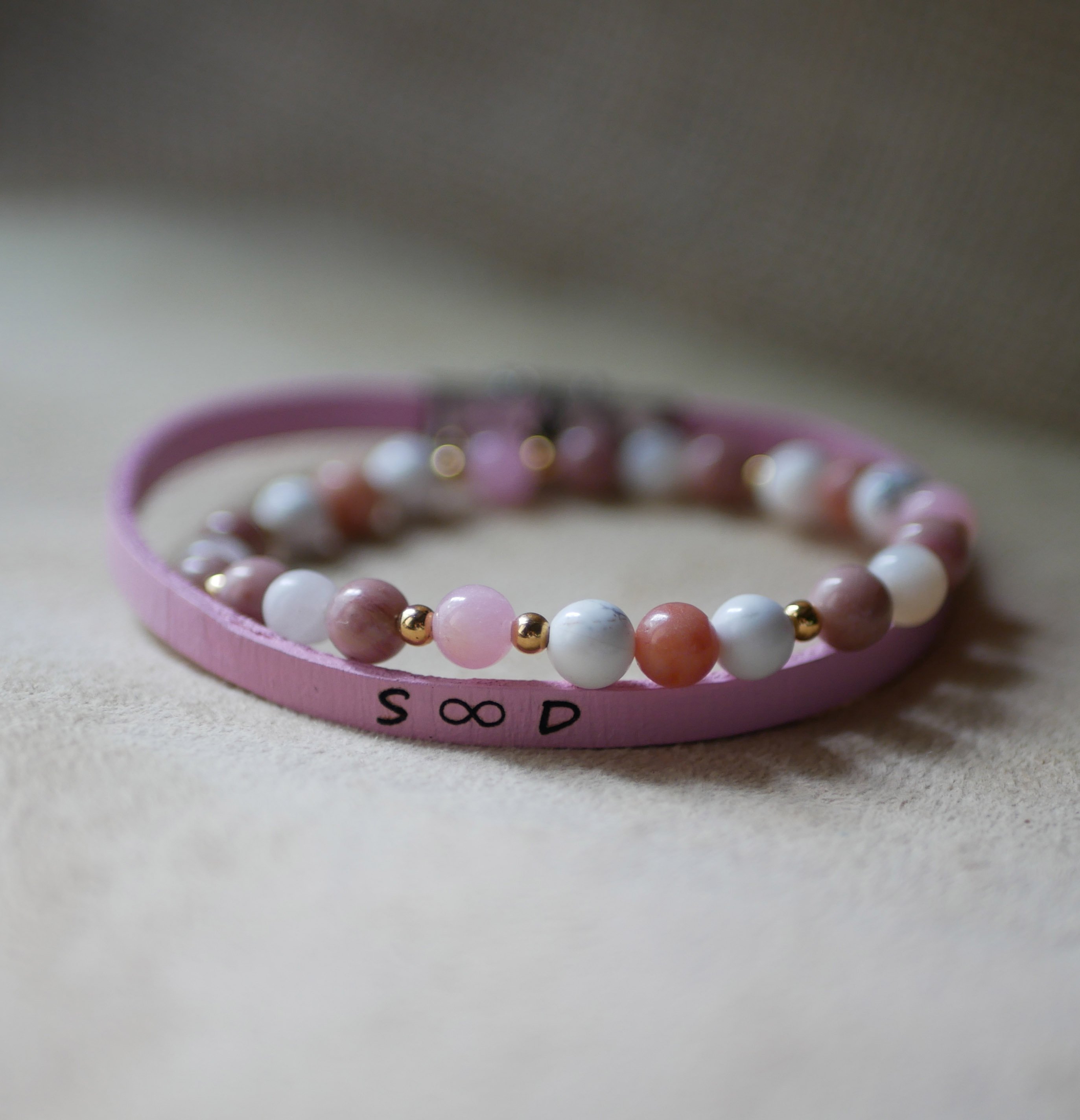 Howliet en Rhodoniet natuursteen en gouden kralenarmband