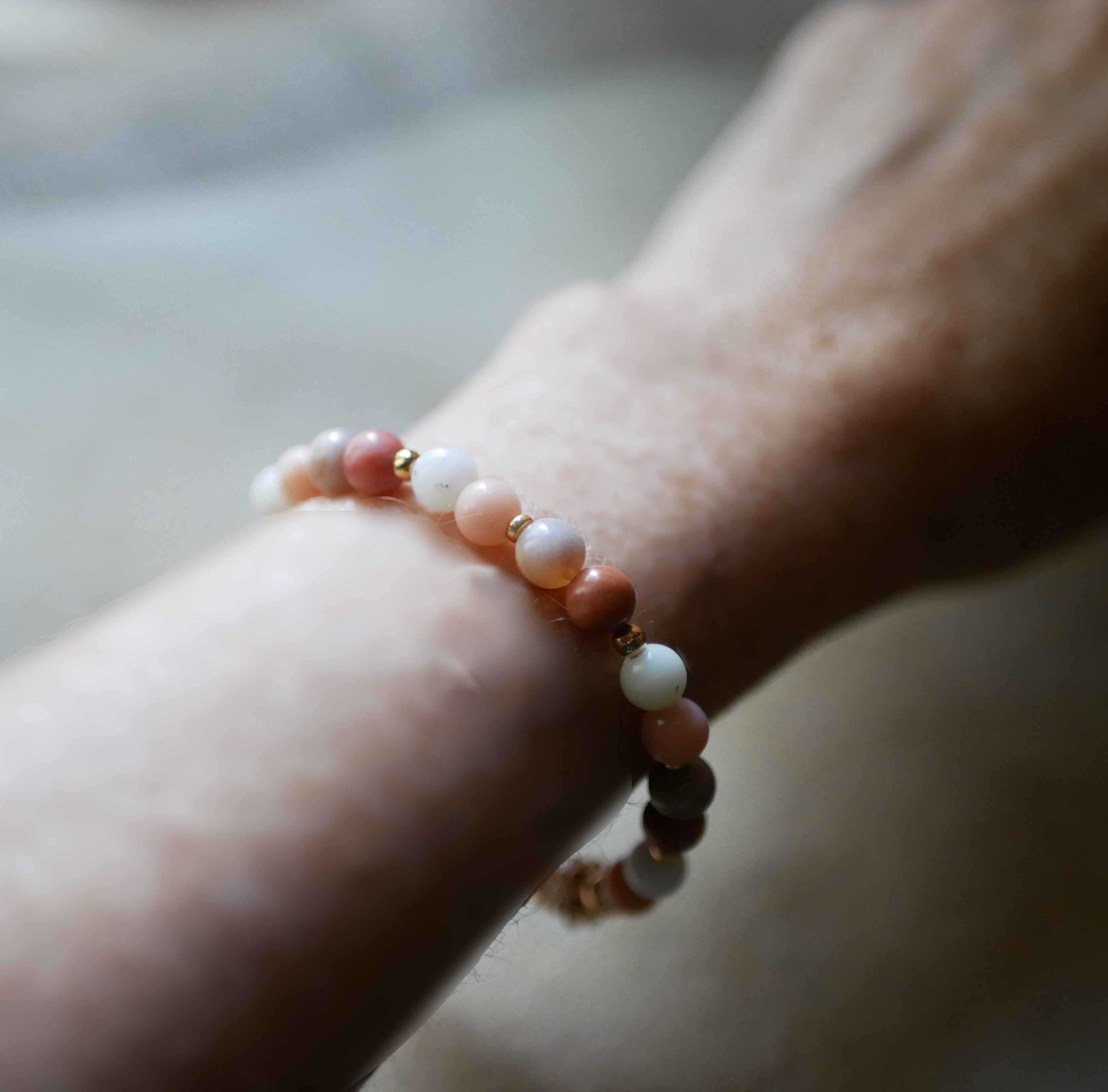 Armband met roze en witte Aventurijn natuursteen kralen en gouden parels