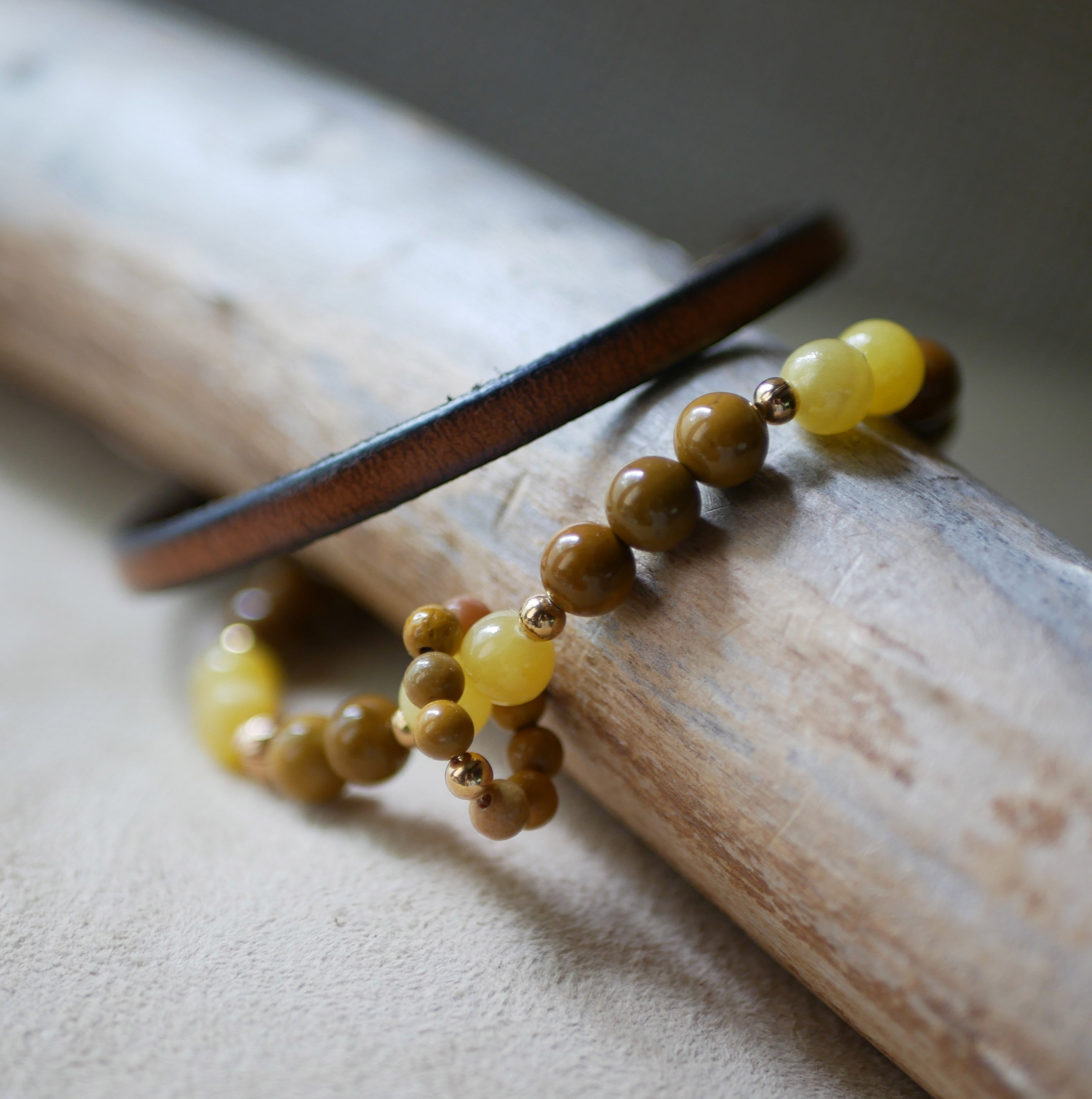 Natuurstenen armband met gele jade en mokaïte kralen en een ring van minikralen