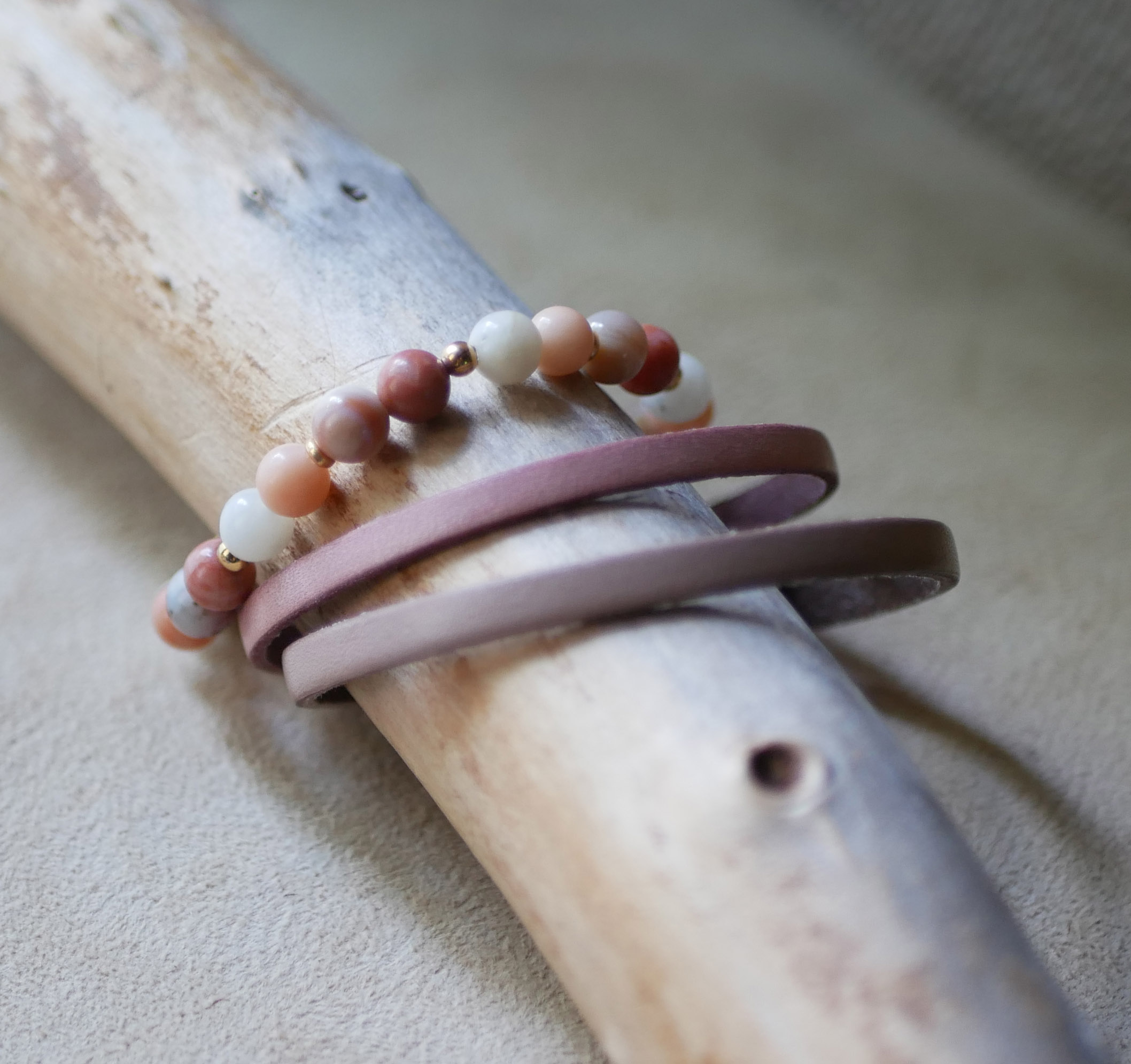 Armband met roze en witte Aventurijn natuursteen kralen en gouden parels