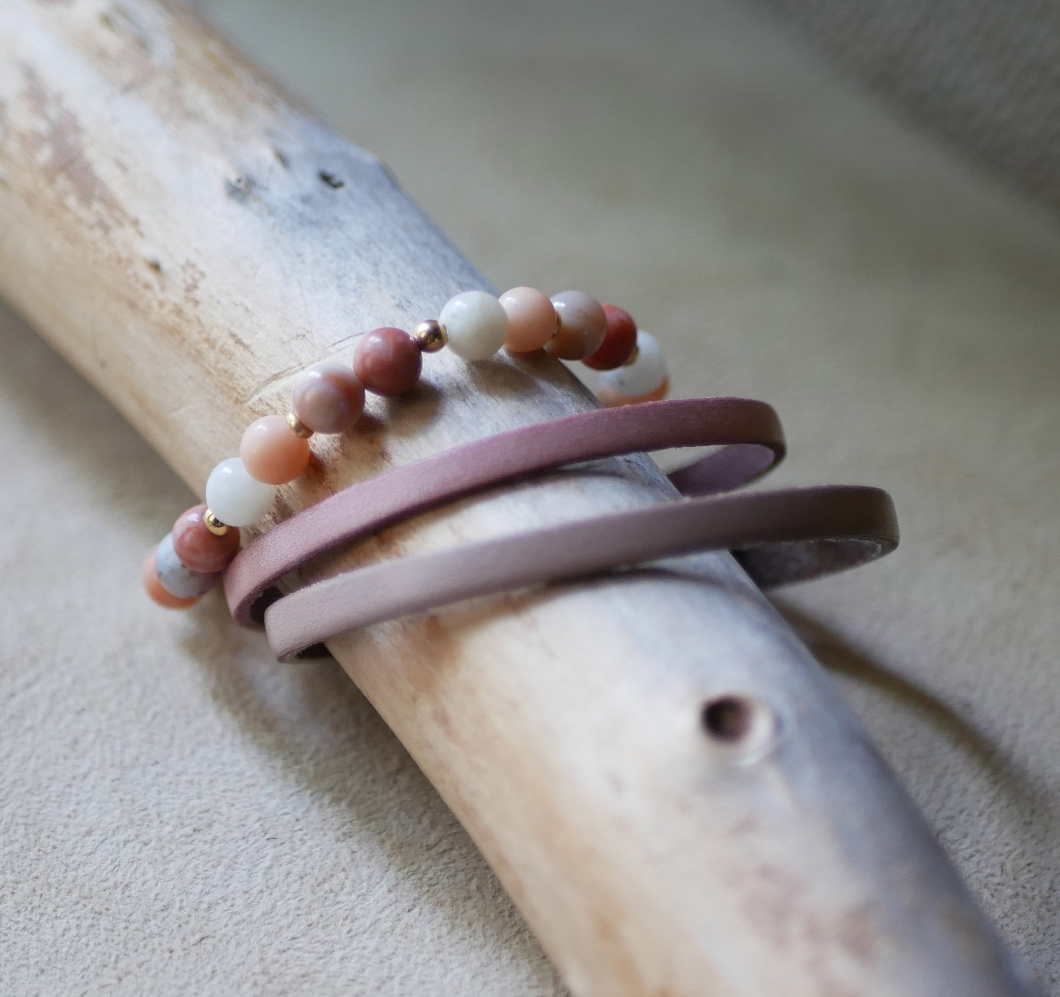 Armband met roze en witte Aventurijn natuursteen kralen en gouden parels