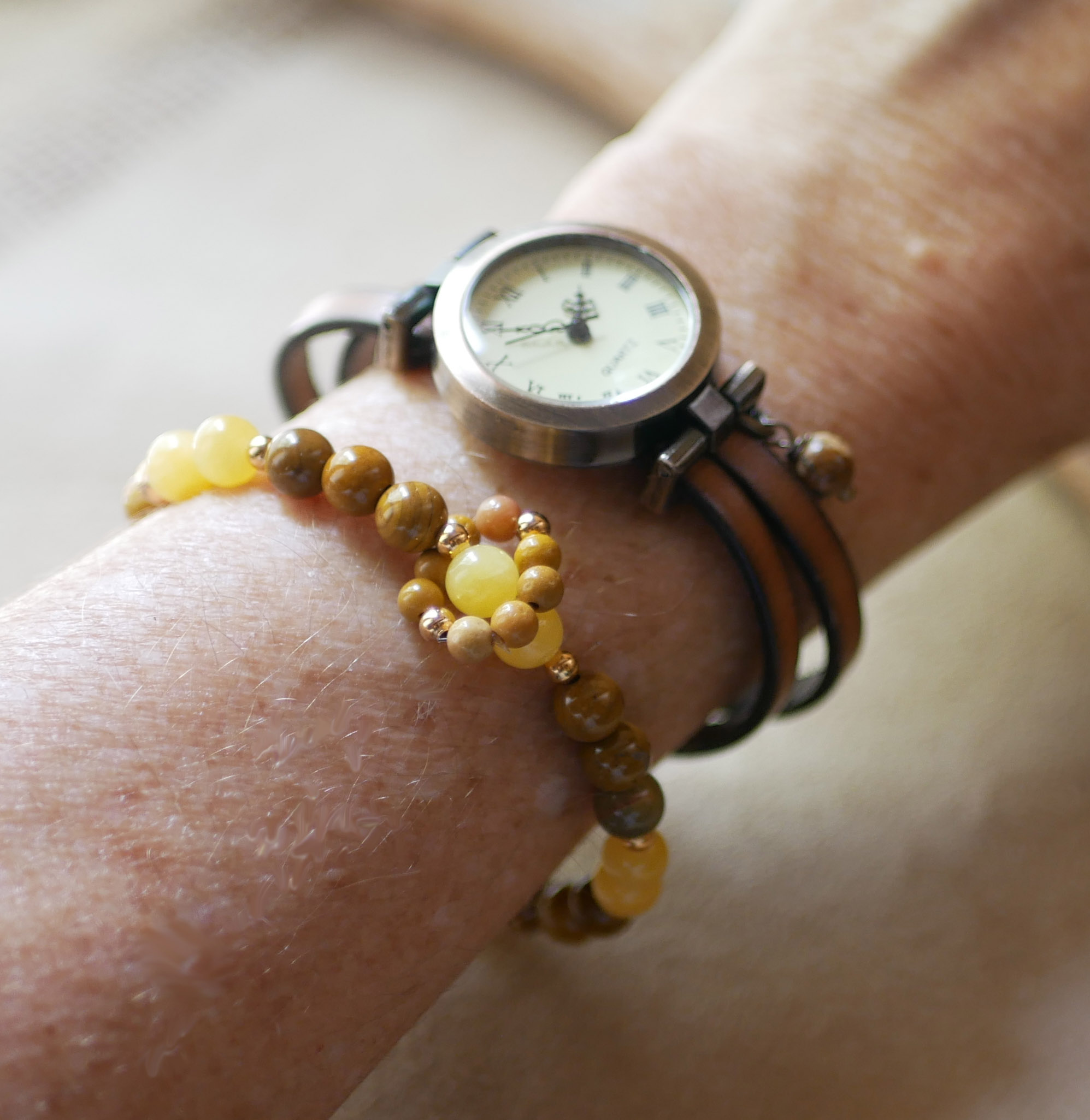 Natuurstenen armband met gele jade en mokaïte kralen en een ring van minikralen