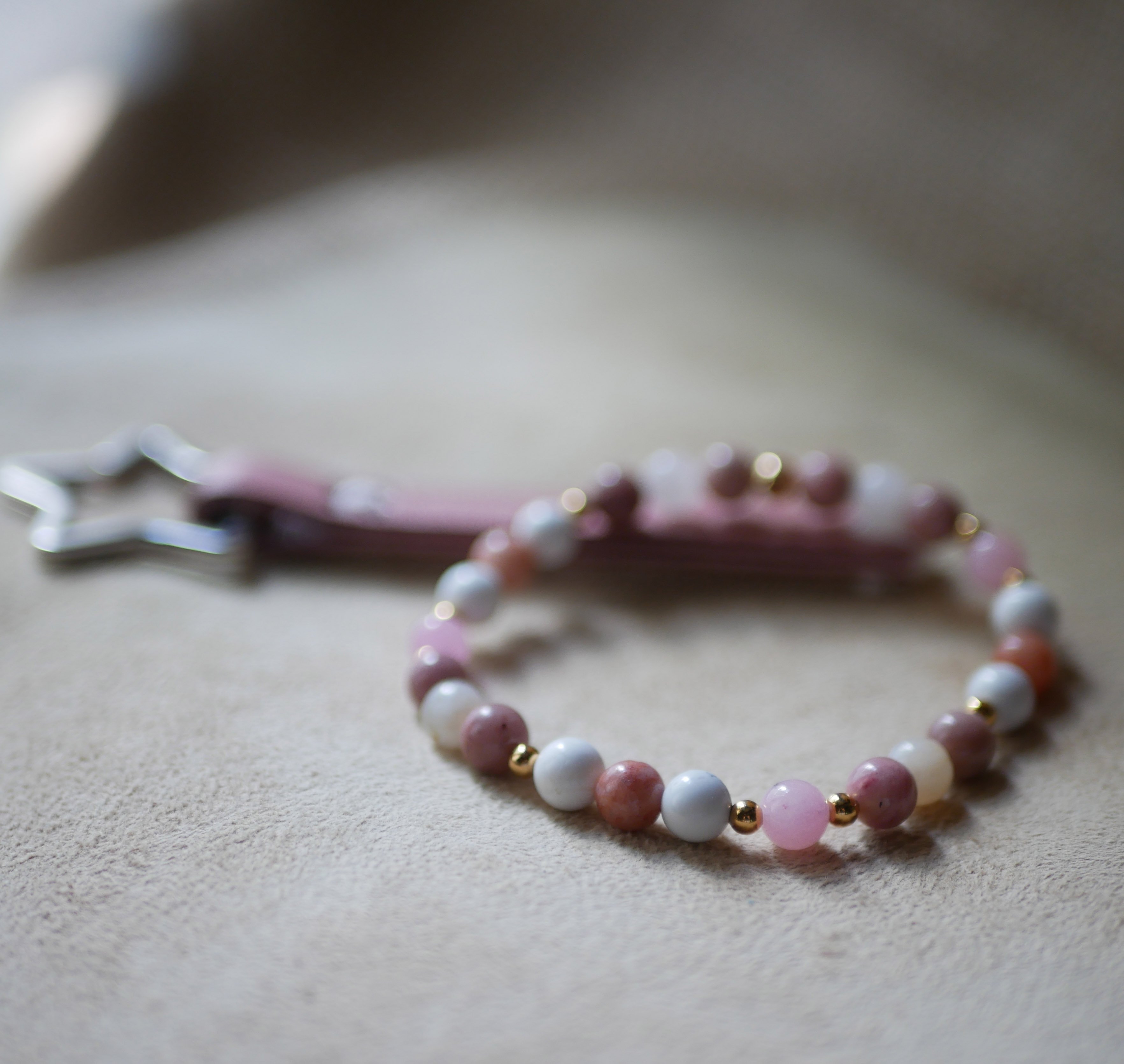 Howliet en Rhodoniet natuursteen en gouden kralenarmband