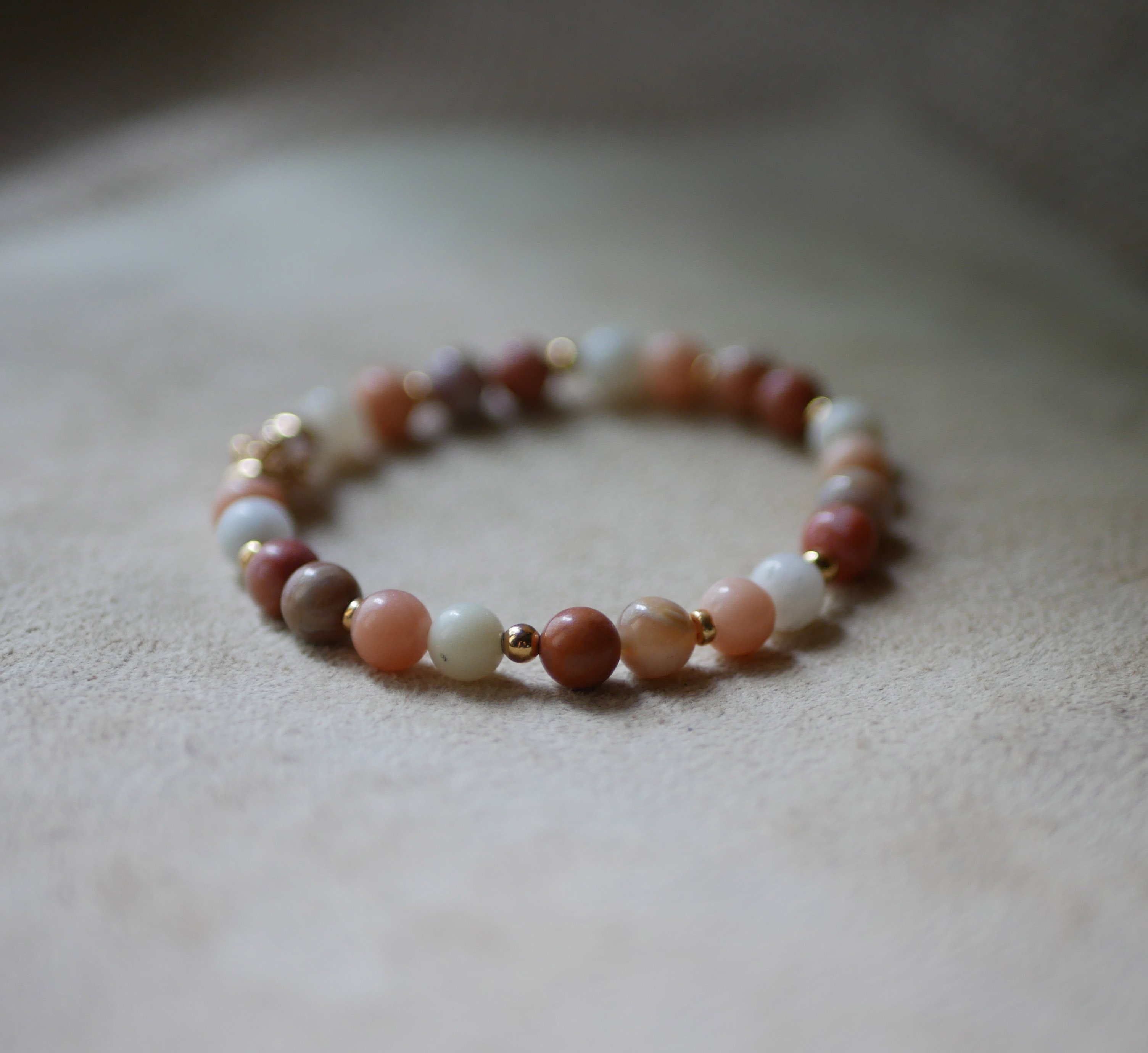 Armband met roze en witte Aventurijn natuursteen kralen en gouden parels