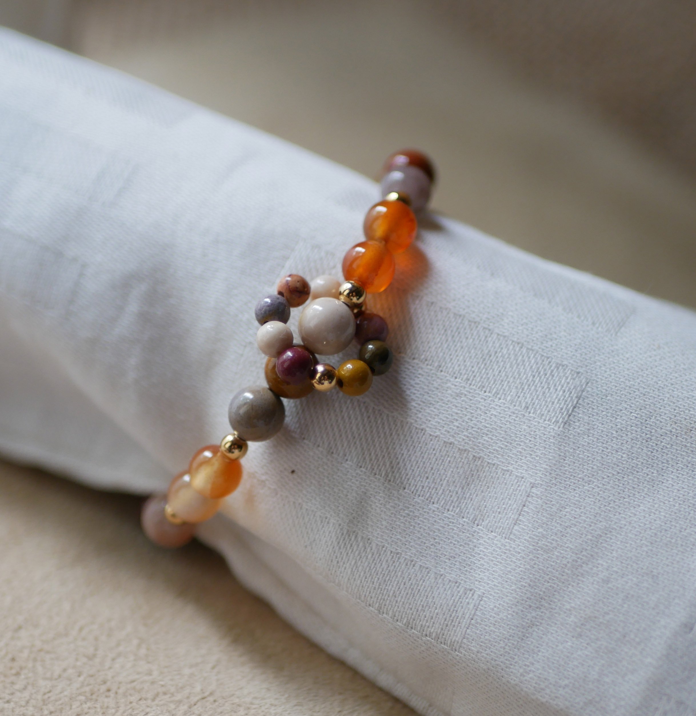 Mokaïte en Cornaliet natuurstenen armband met miniparelring