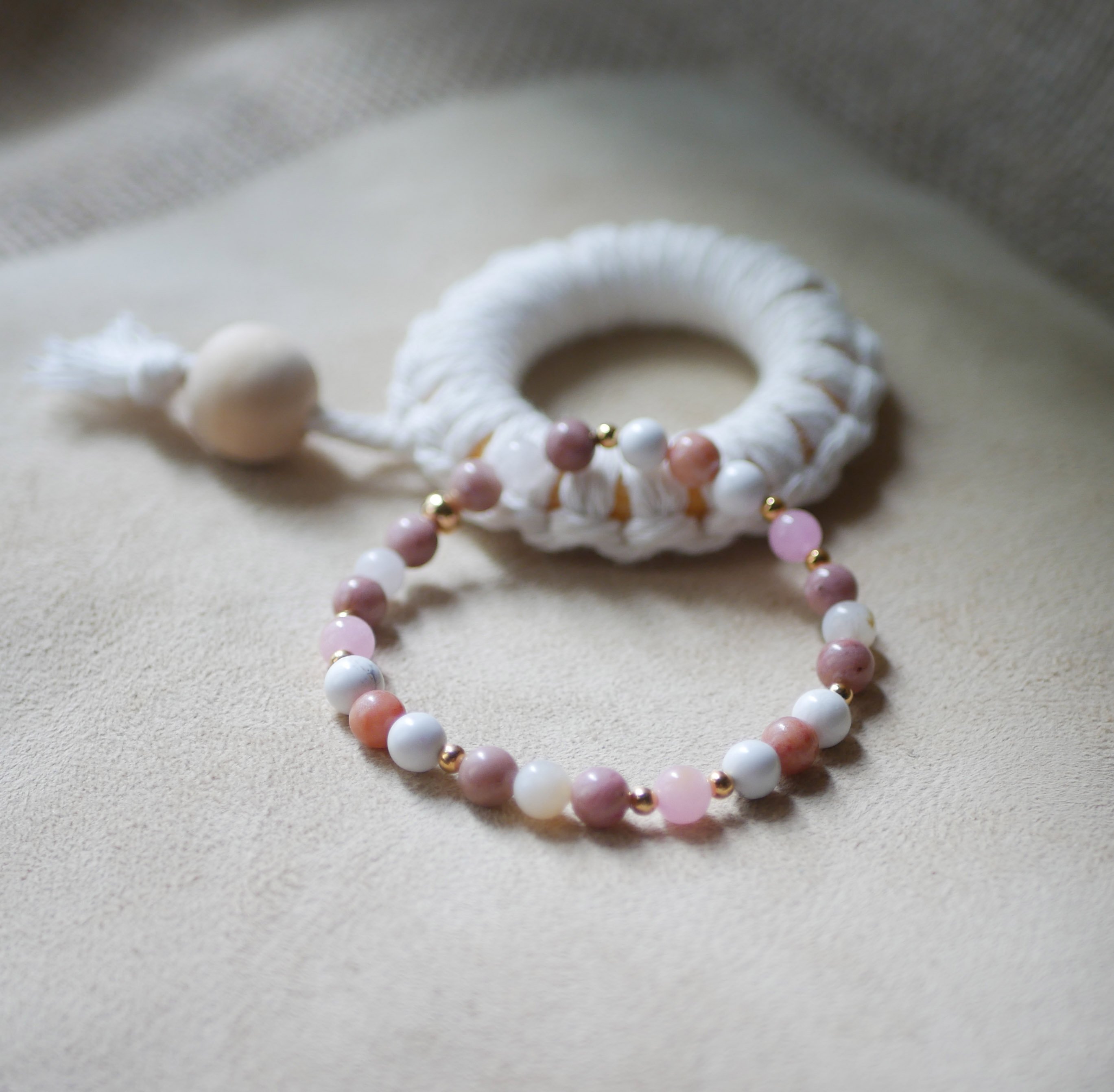 Howliet en Rhodoniet natuursteen en gouden kralenarmband