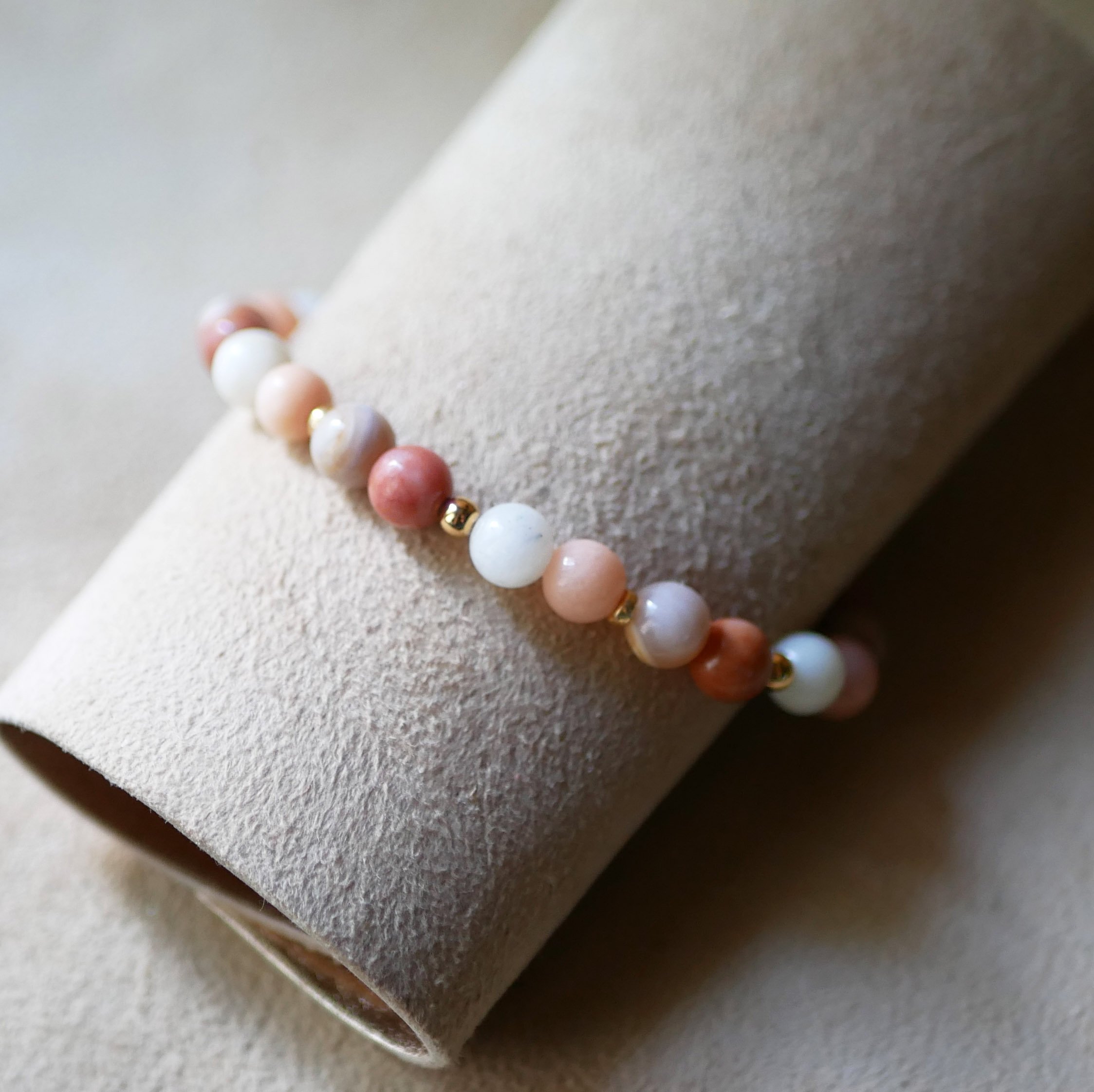 Armband met roze en witte Aventurijn natuursteen kralen en gouden parels