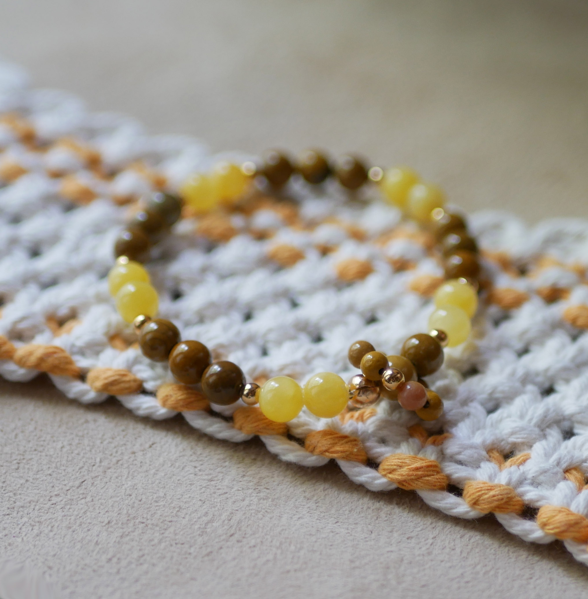 Natuurstenen armband met gele jade en mokaïte kralen en een ring van minikralen