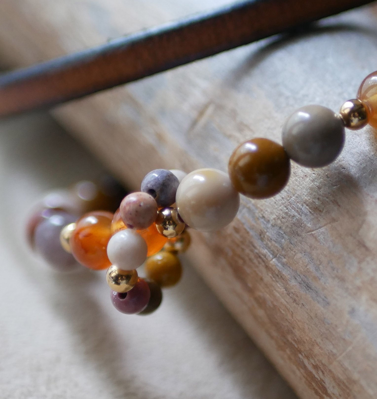 Mokaïte en Cornaliet natuurstenen armband met miniparelring