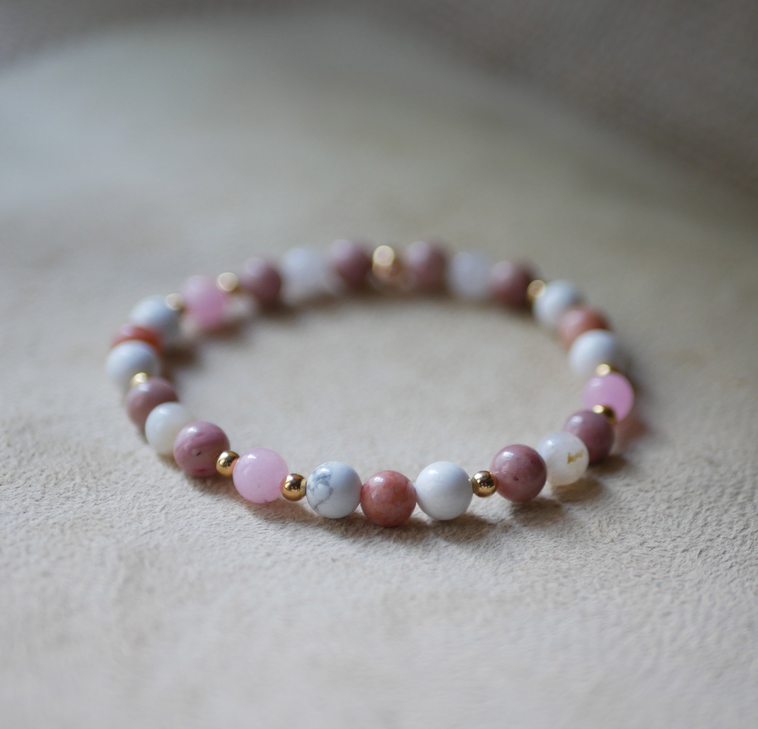 Howliet en Rhodoniet natuursteen en gouden kralenarmband