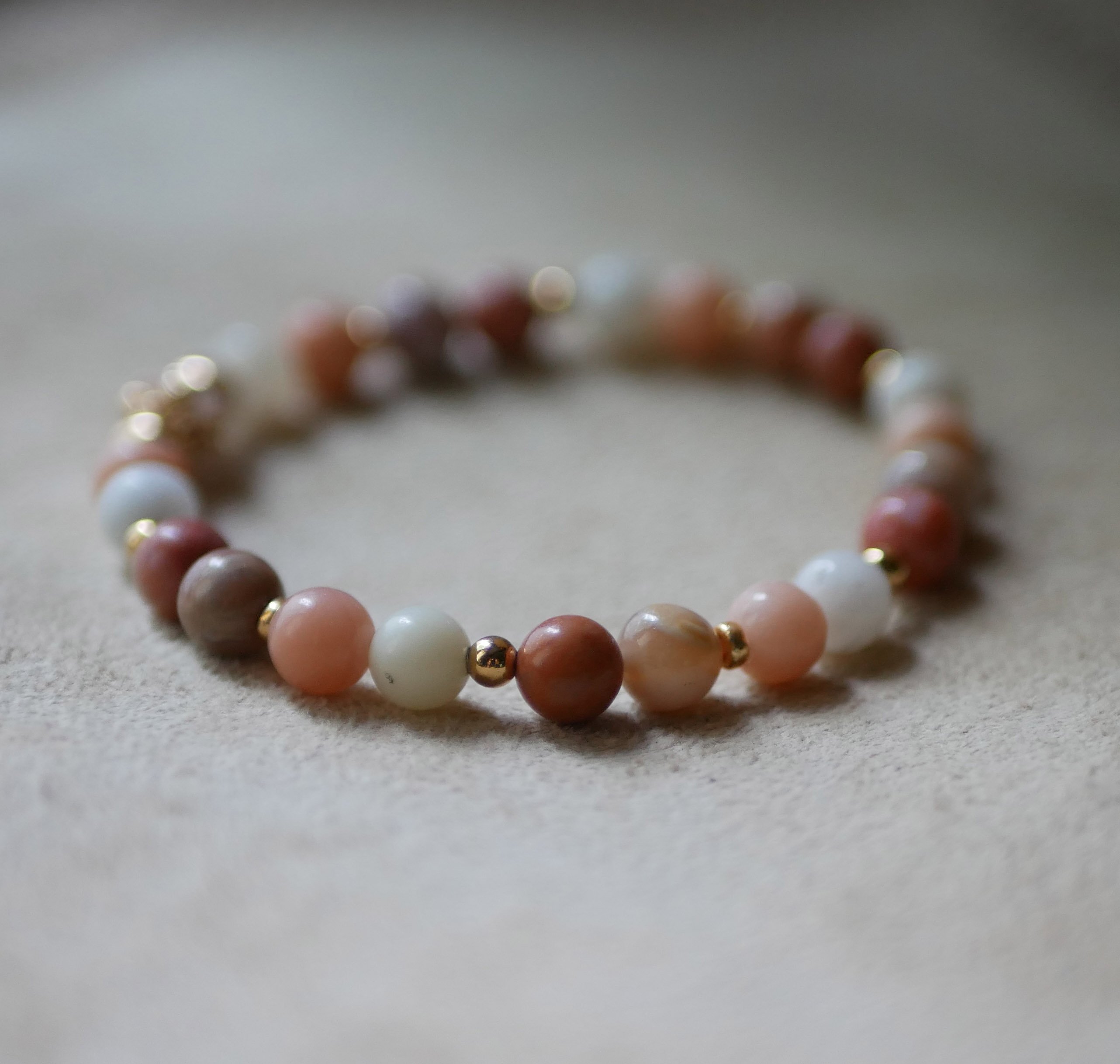 Armband met roze en witte Aventurijn natuursteen kralen en gouden parels