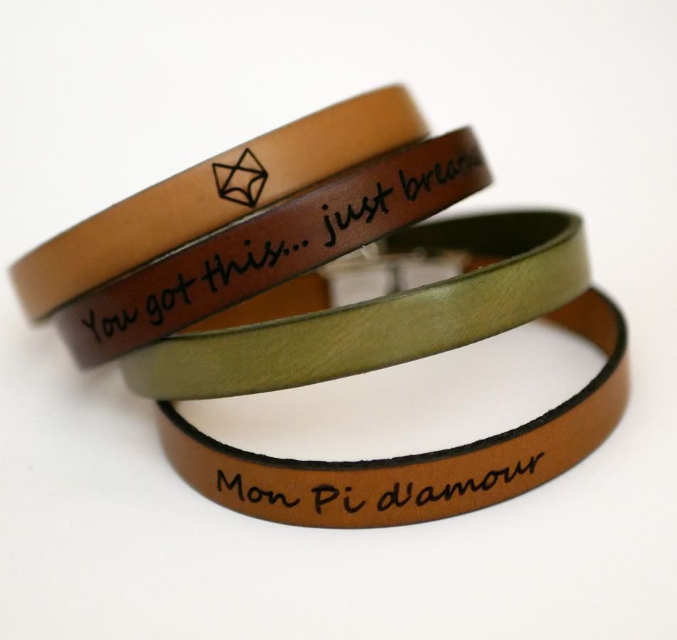 Aanpasbare gegraveerde leren armband voor mannen keuze van sluiting 