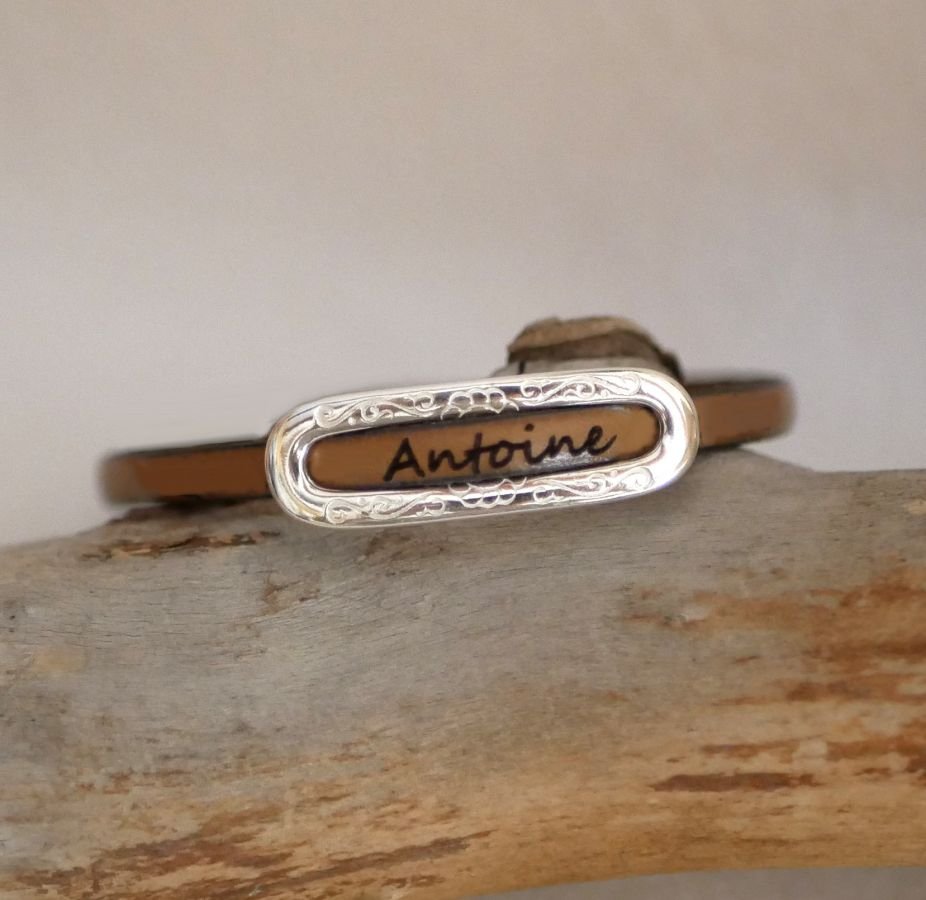 Armband met gepersonaliseerde voornaam door gravure op leer 