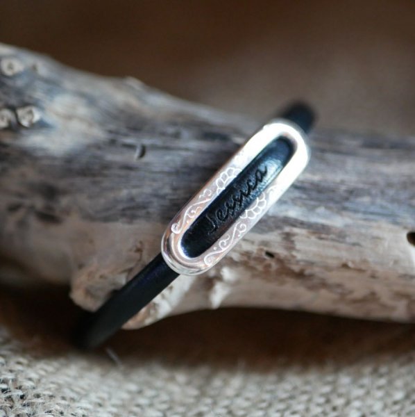 Armband met gepersonaliseerde voornaam door gravure op leer 