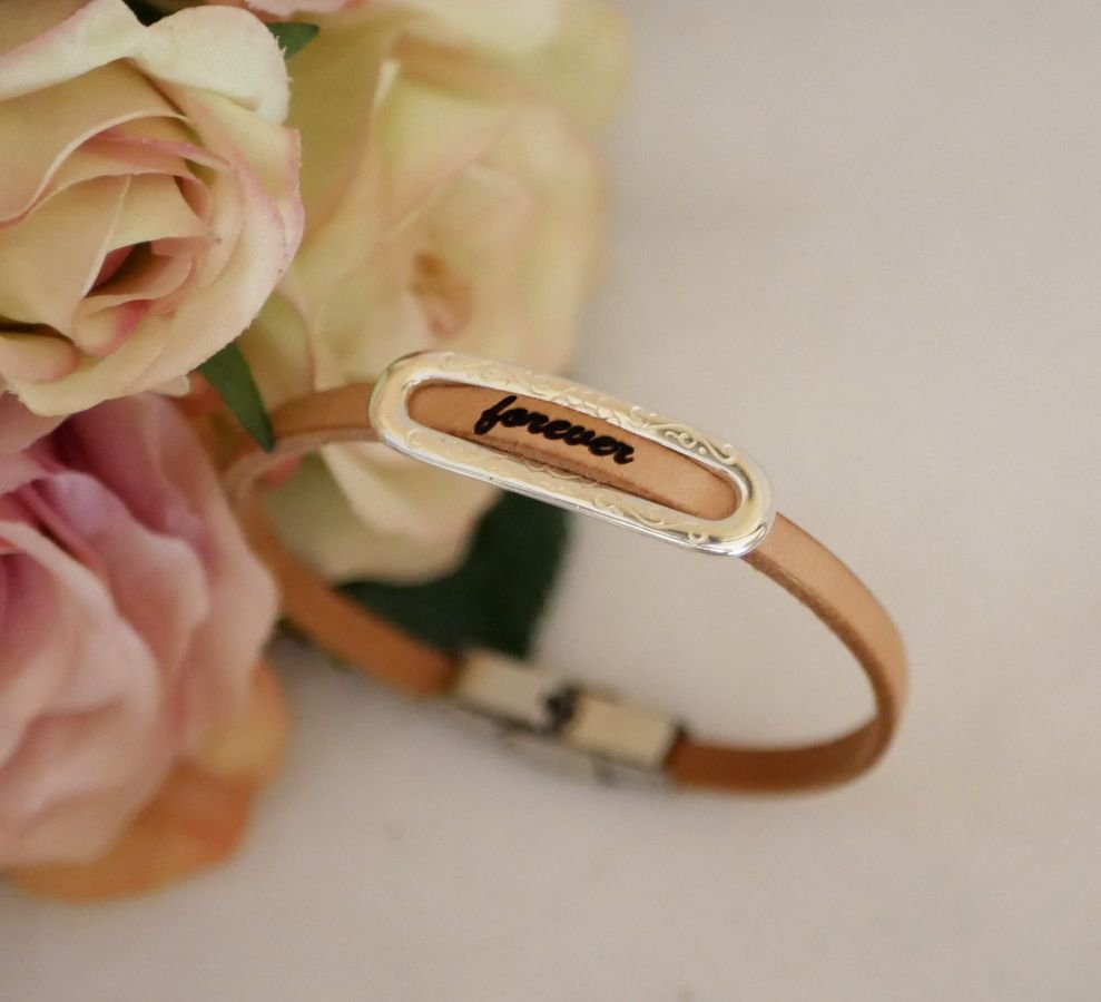 Armband met gepersonaliseerde voornaam door gravure op leer 