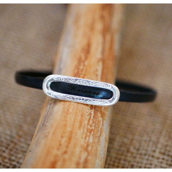 Armband met gepersonaliseerde voornaam door gravure op leer 