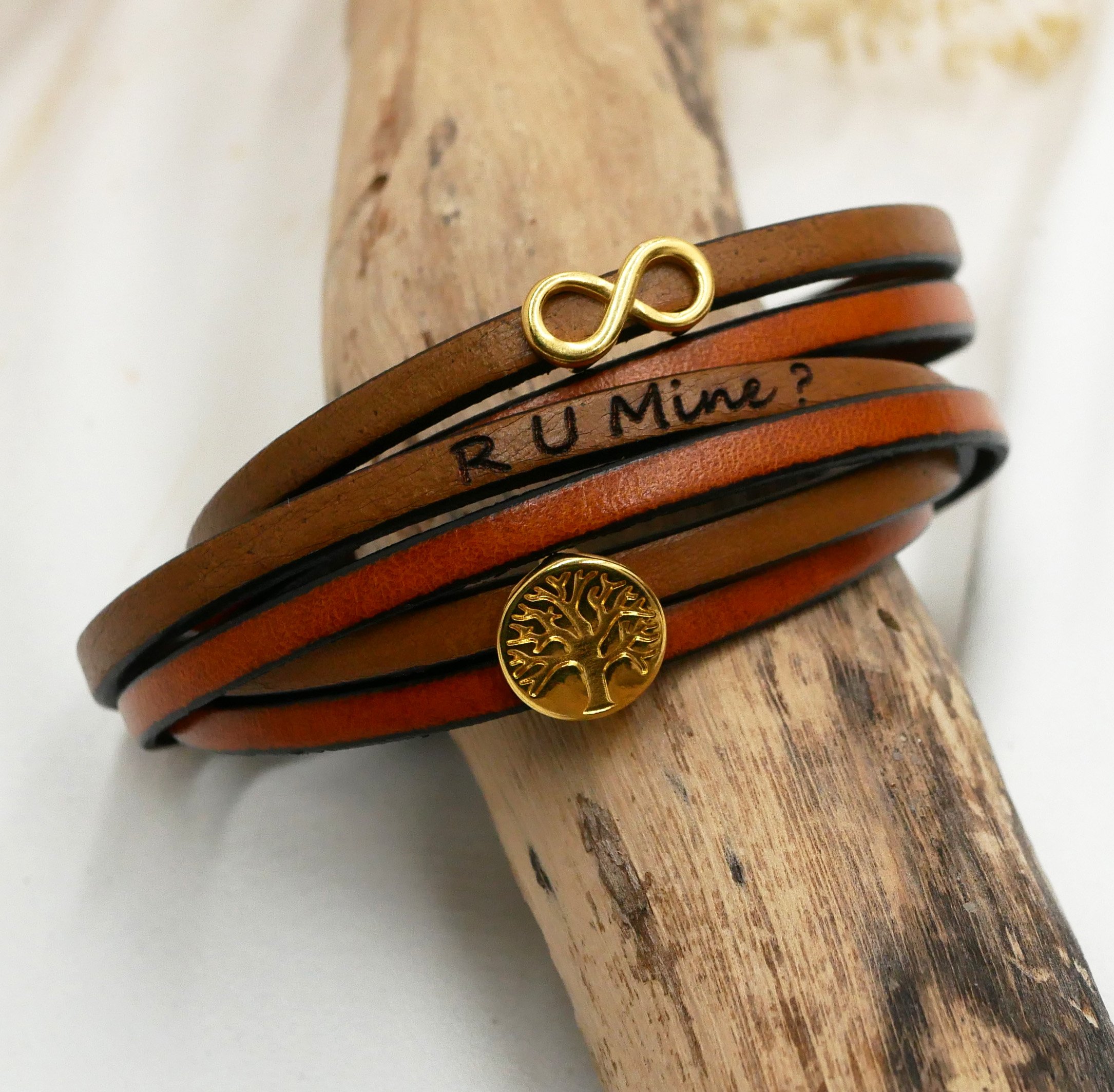 Leren armband met oneindigheidssymbool en gouden levensboom cabochon om te personaliseren  
