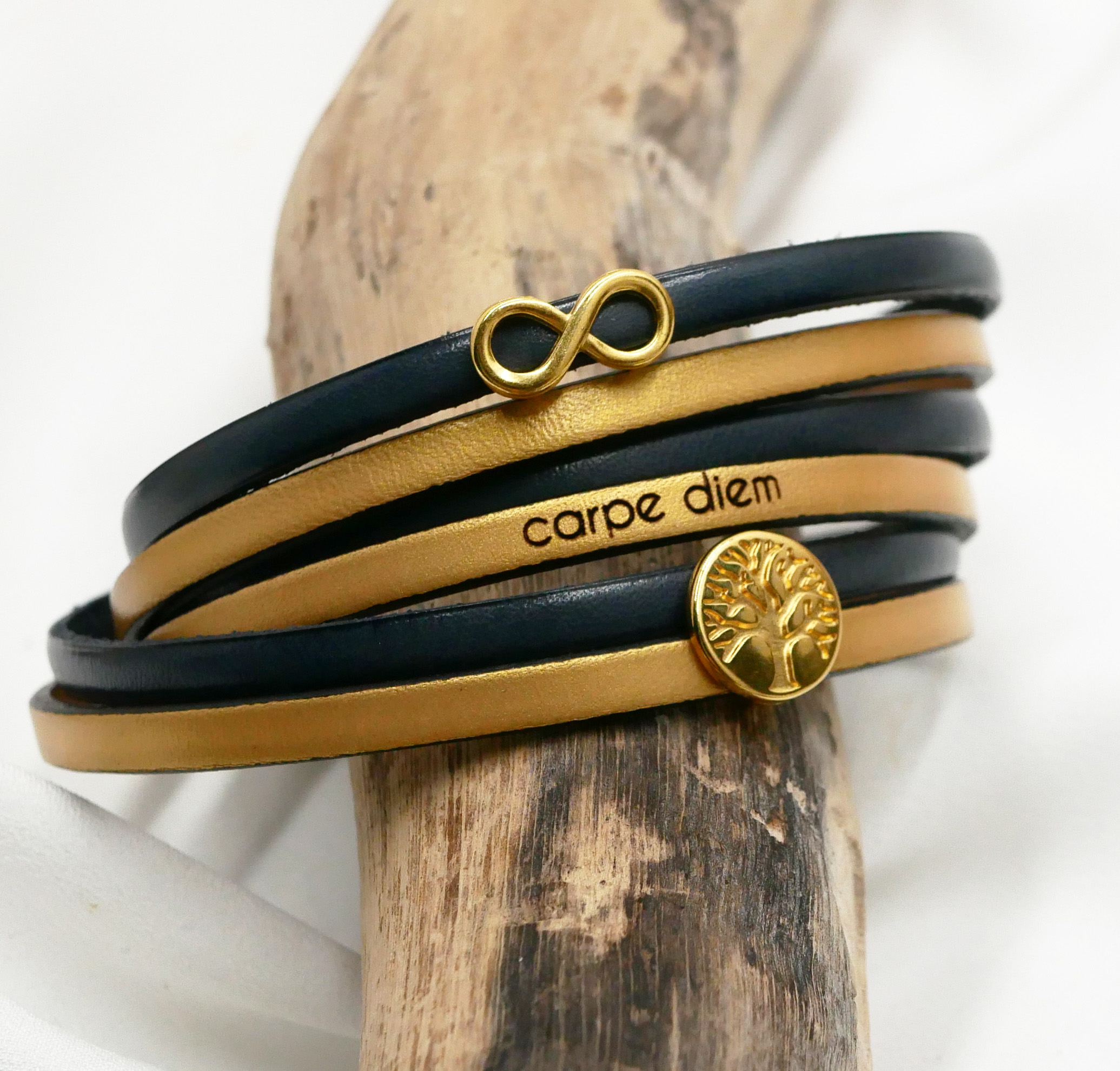 Leren armband met oneindigheidssymbool en gouden levensboom cabochon om te personaliseren  