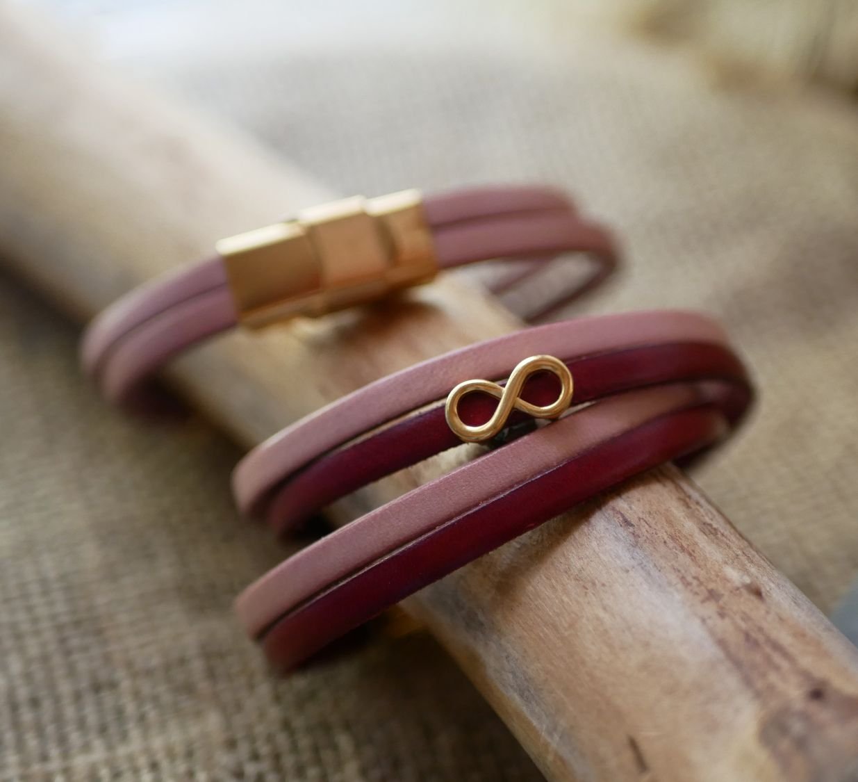 Gouden armband met oneindigheidssymbool in 2 leren om te personaliseren  