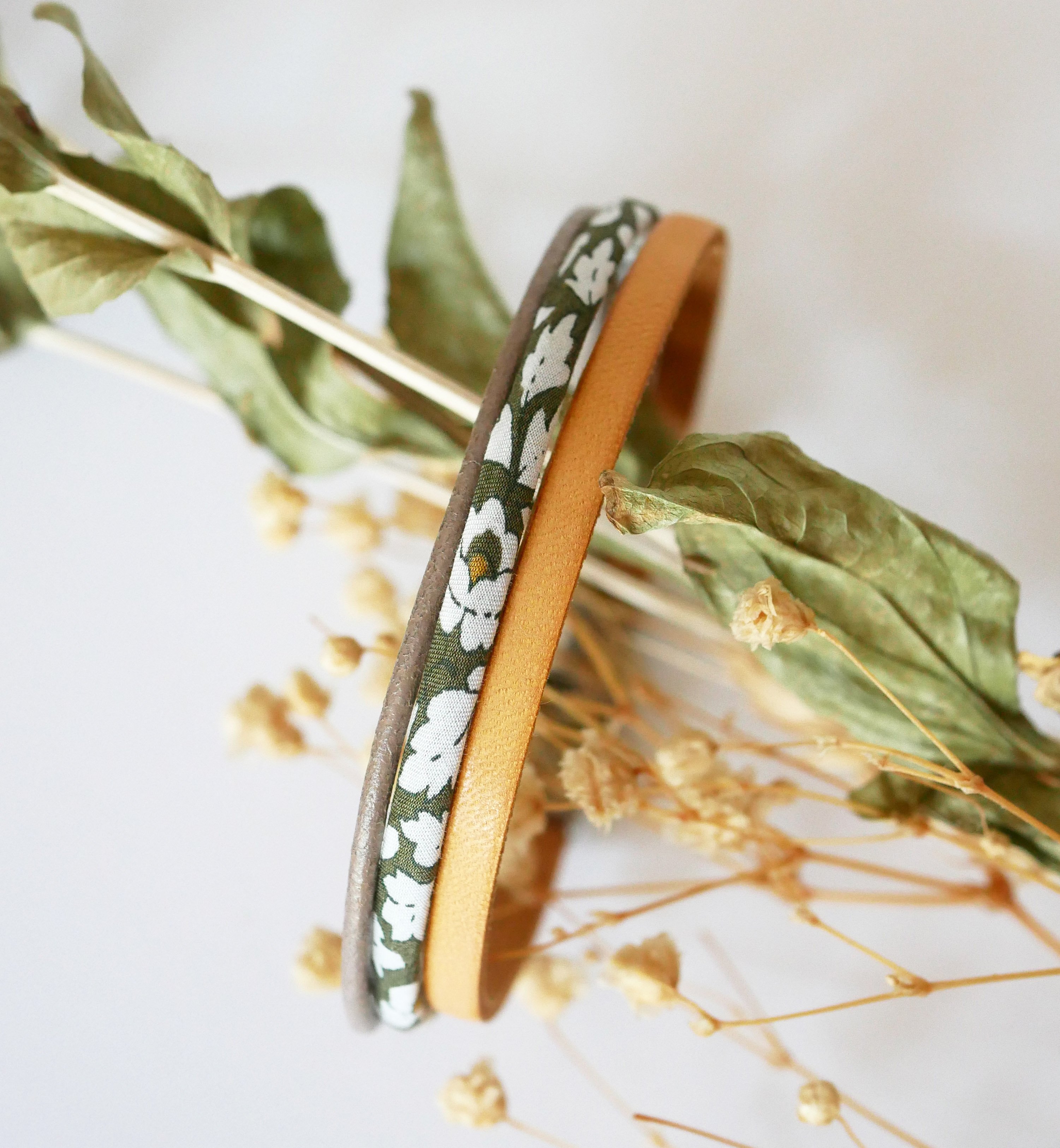 Trio van leer en kakibloemen Liberty koord armband