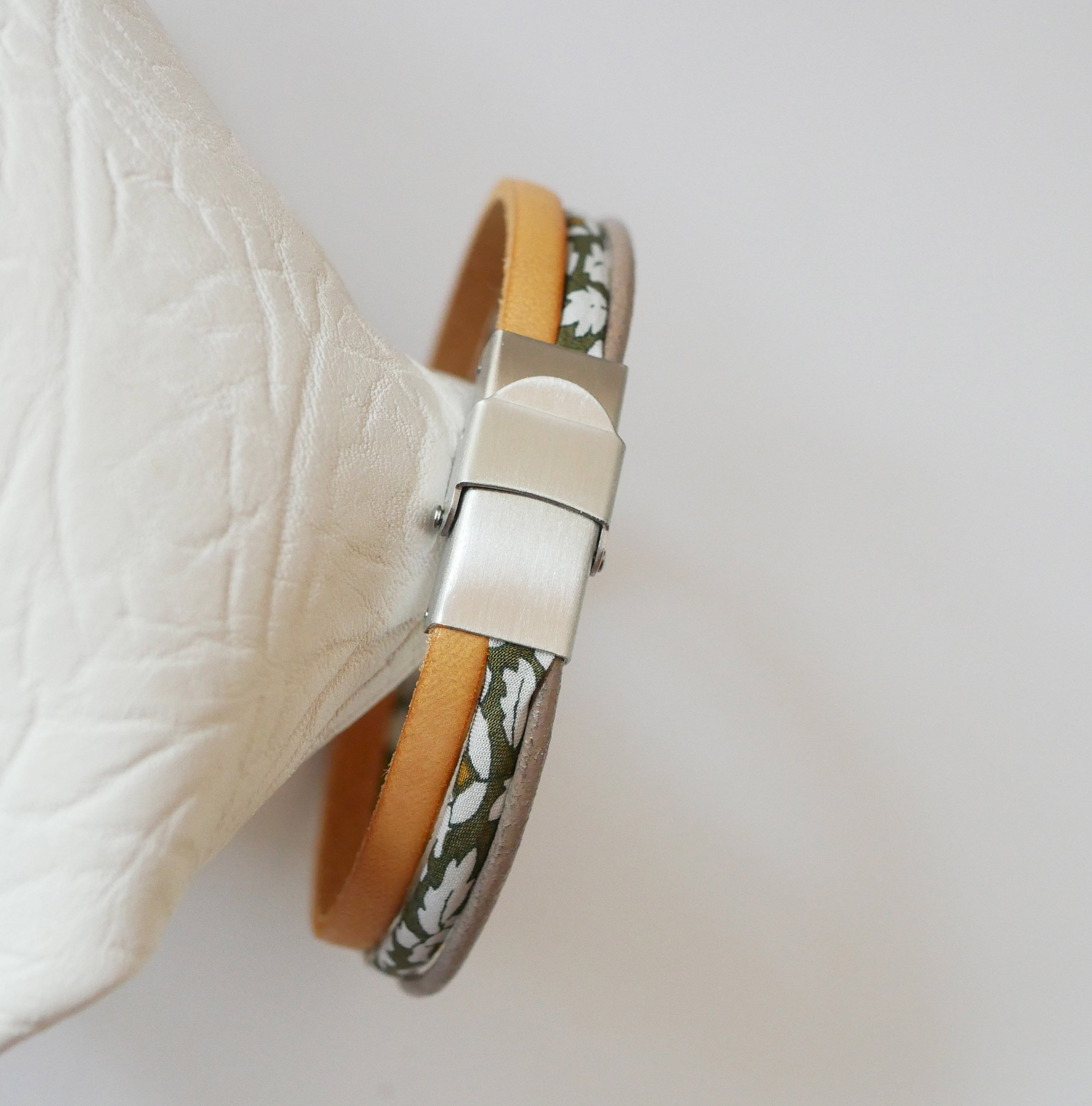 Trio van leer en kakibloemen Liberty koord armband