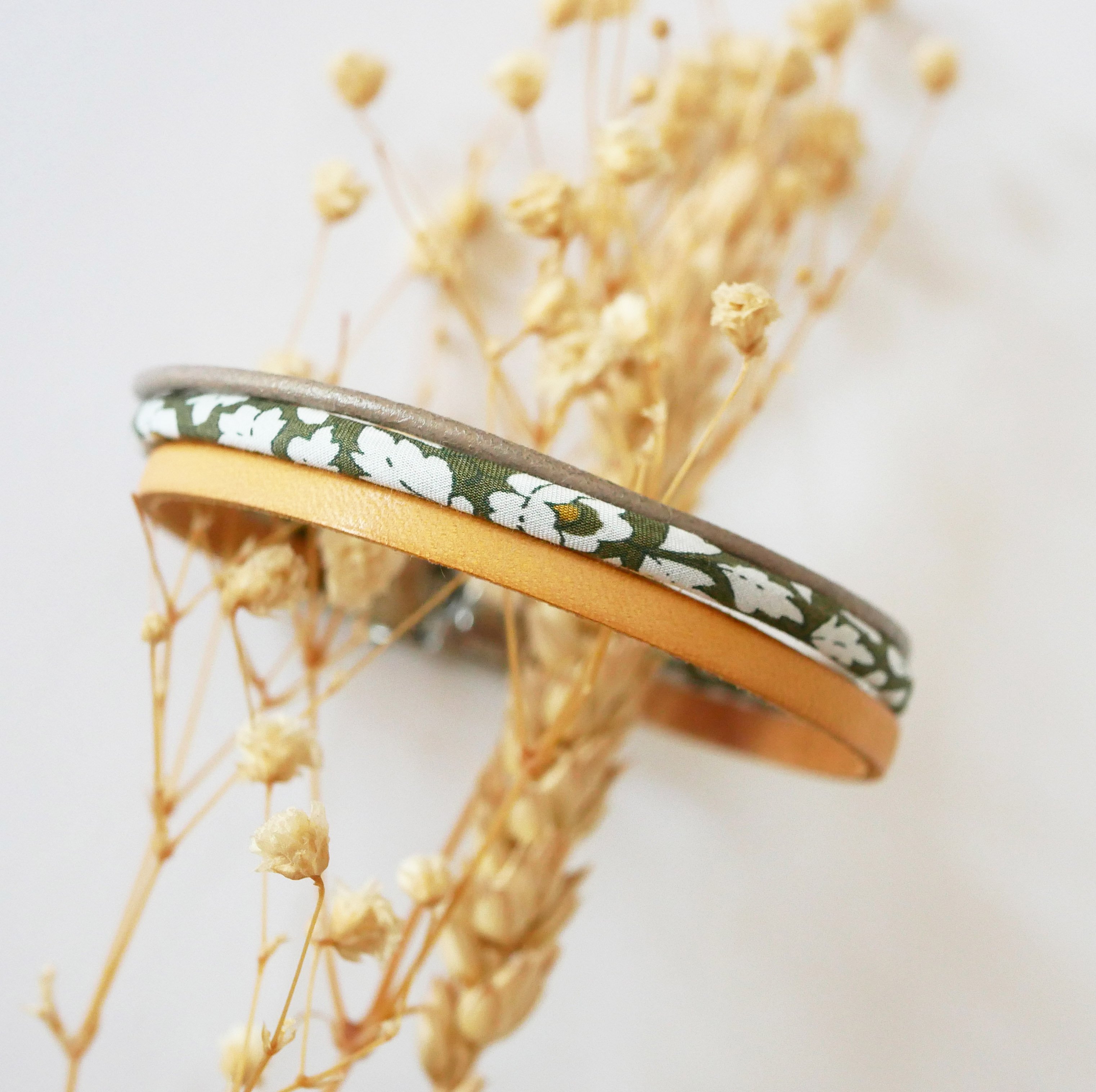 Trio van leer en kakibloemen Liberty koord armband