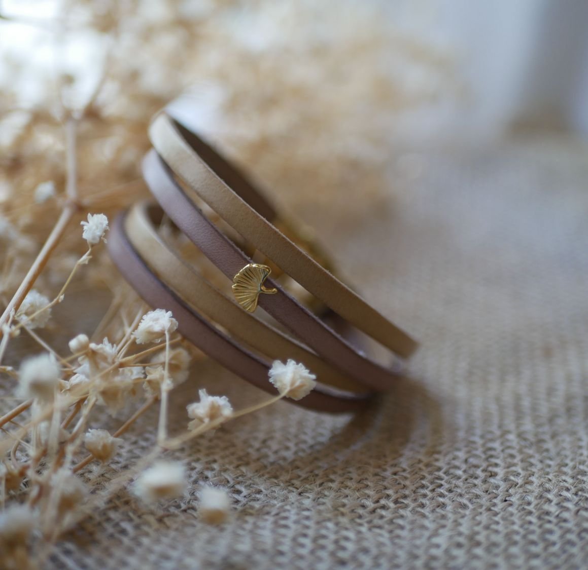 Zen lederen armband in duo van kleuren, personaliseerbaar met gouden ginkgo 