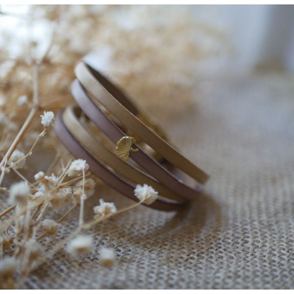 Zen lederen armband in duo van kleuren, personaliseerbaar met gouden ginkgo 