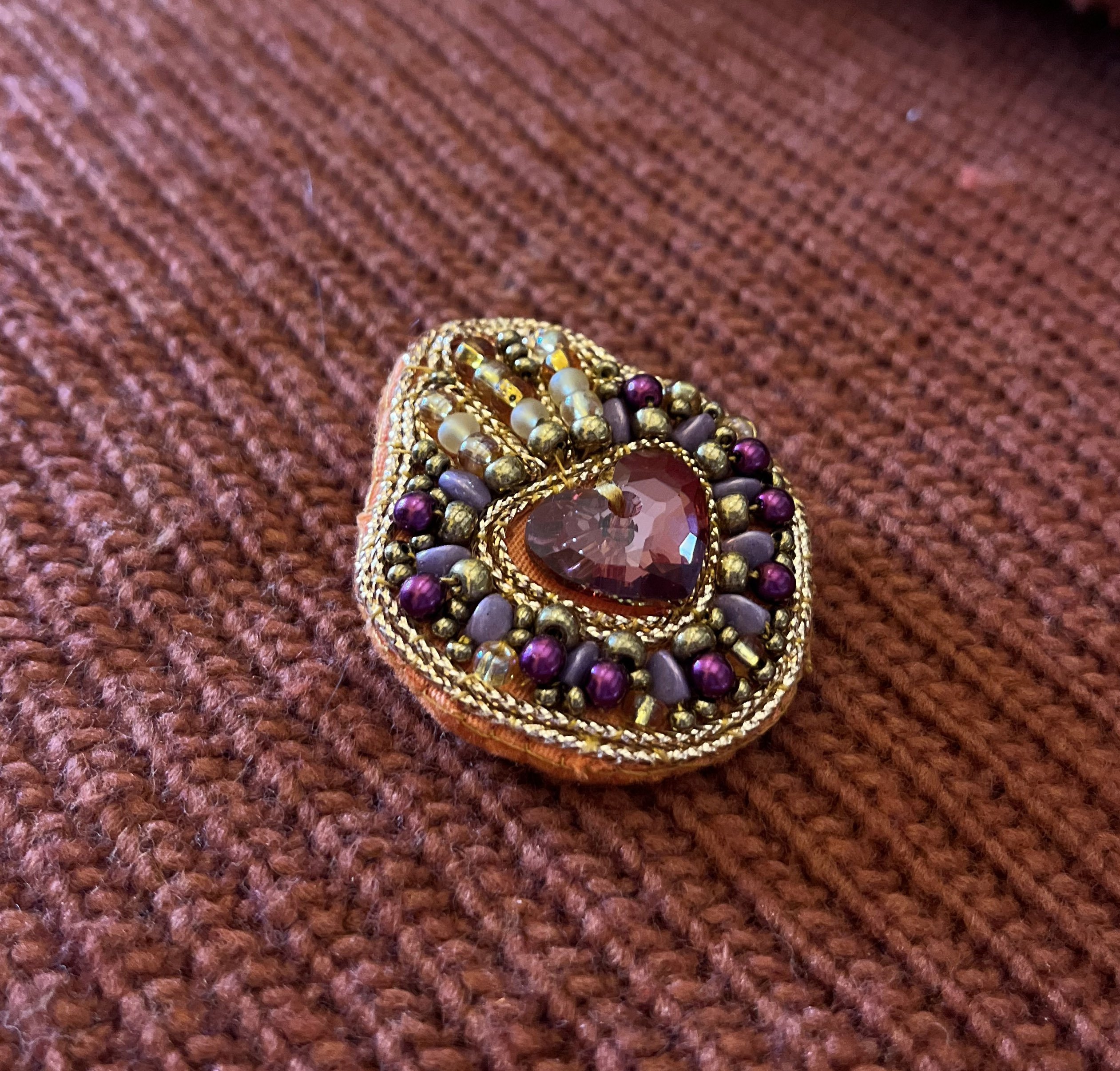 Broche ex-voto Sacr&eacute; Coeur en perles et coeur cristal Swarovski