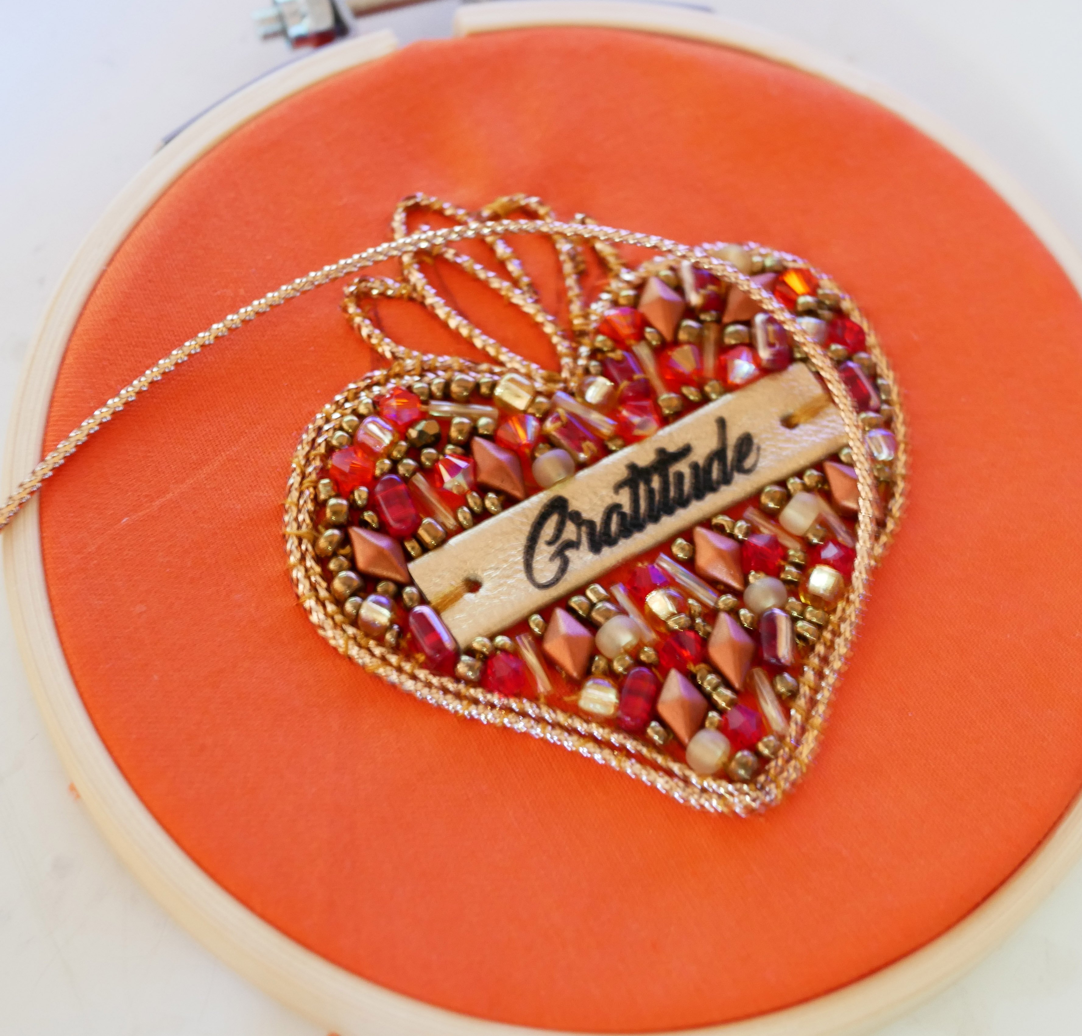 Broche ex-voto Sacr&eacute; Coeur en perles au message grav&eacute; Gratitude