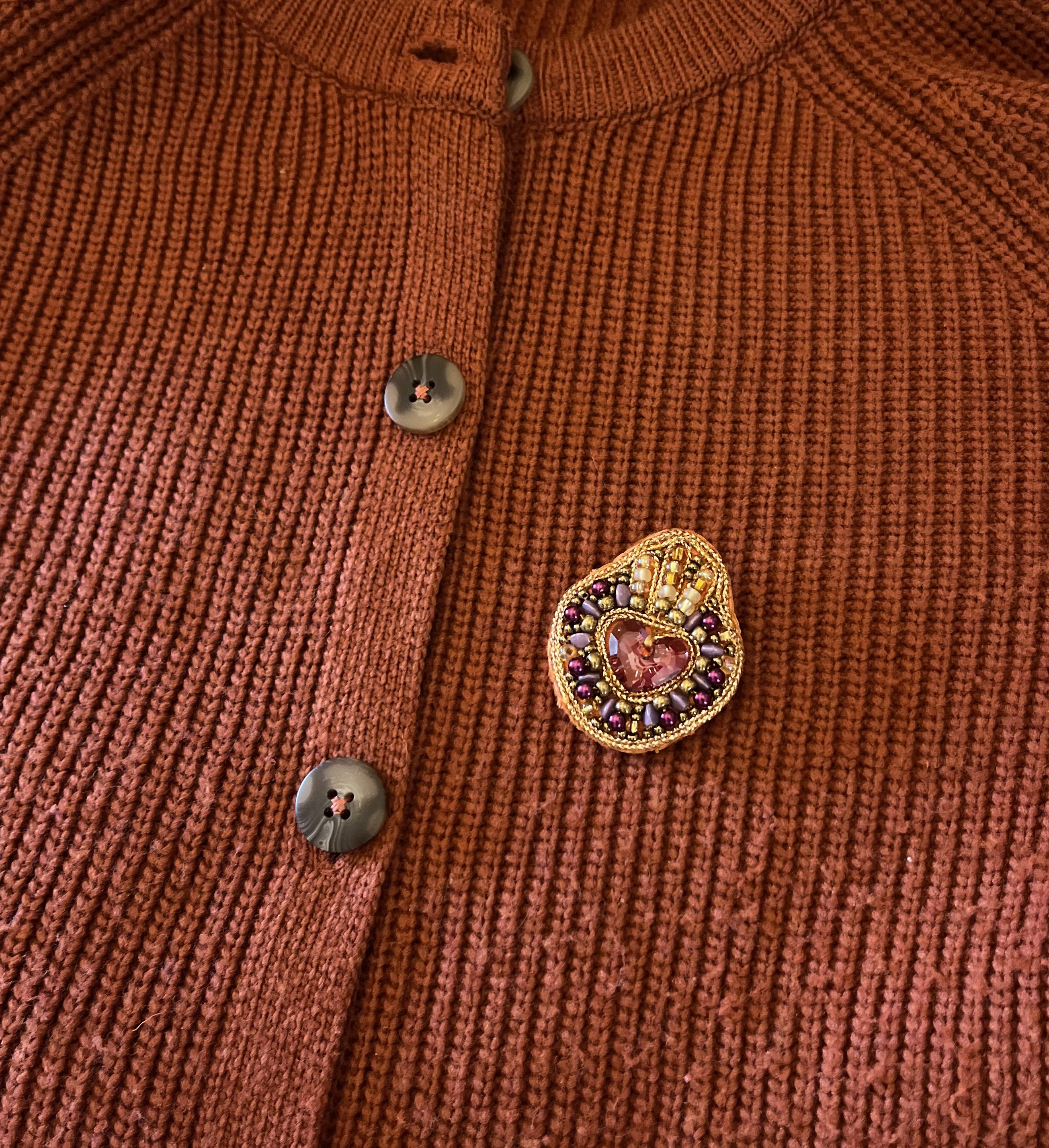 Broche ex-voto Sacr&eacute; Coeur en perles et coeur cristal Swarovski